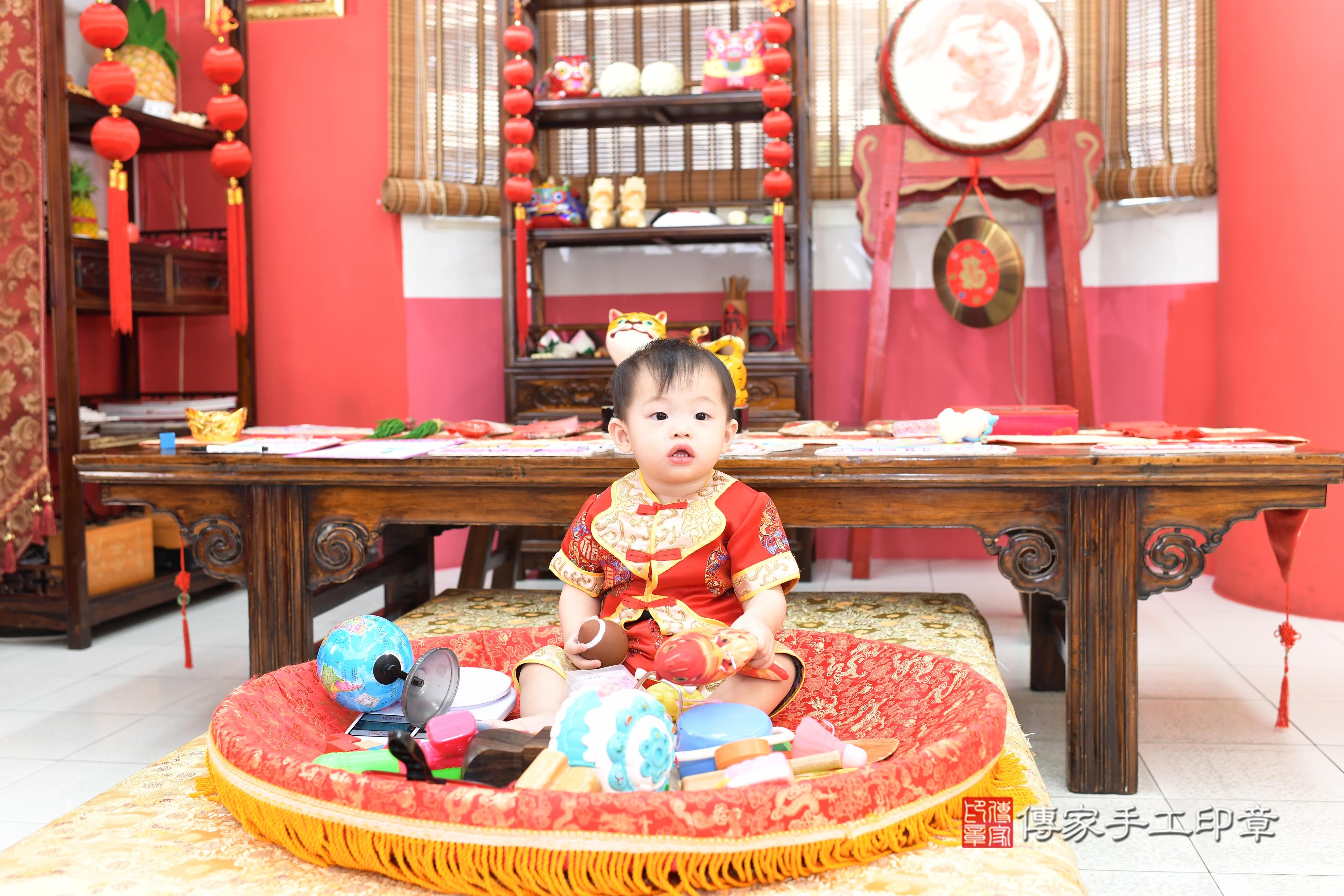 傳家手工印章高雄店、抓周、度脺、中國風會場、傳家嬰兒古禮、吉祥話、抓周道具物品24種、拍照。抓周證書。寶寶抓周、滿周歲、生日快樂、祝福 傳家手工印章高雄店、抓周、度脺、中國風會場、傳家嬰兒古禮、吉祥話、抓周道具物品24種、拍照。抓周證書。寶寶抓周、滿周歲、生日快樂、祝福