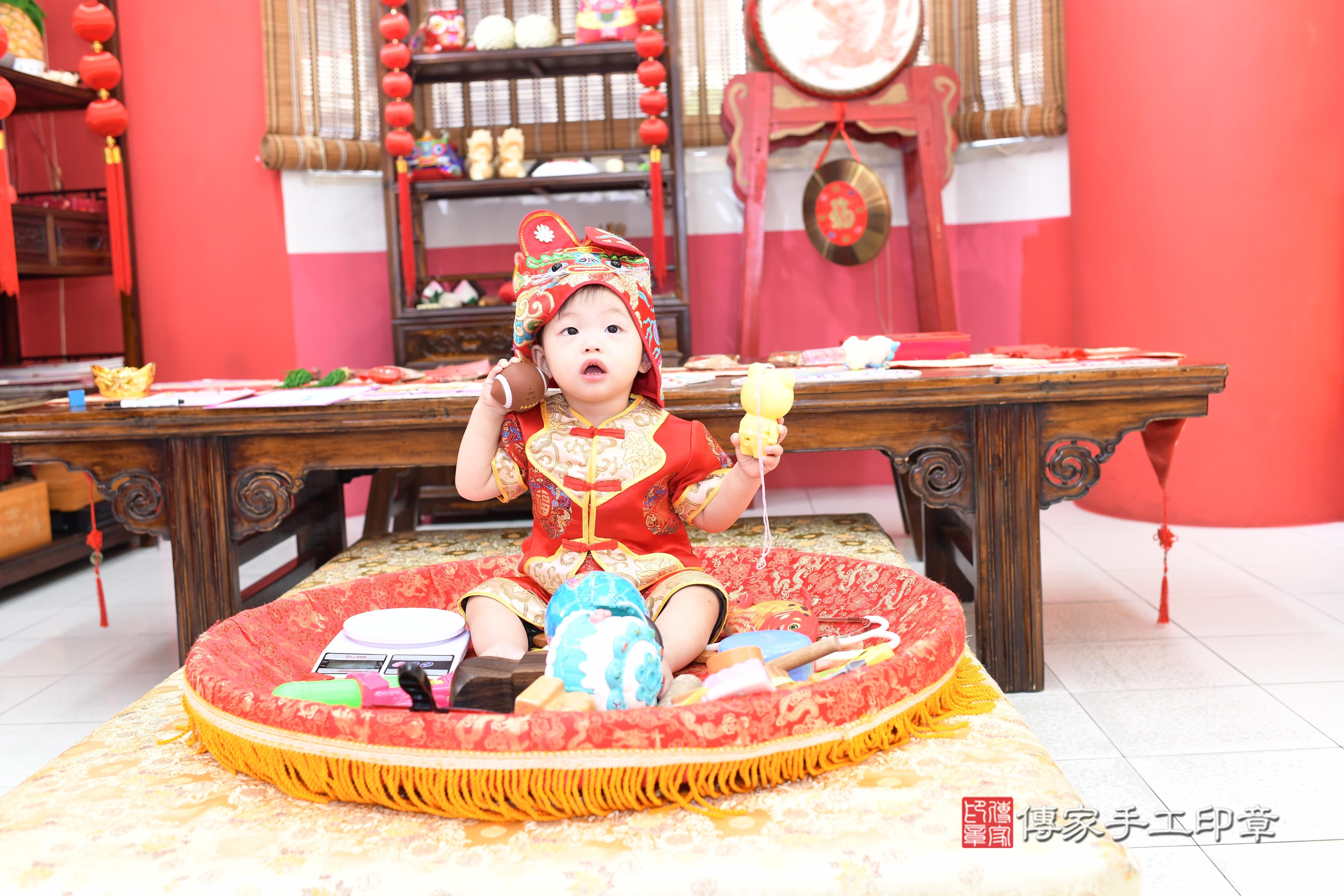 傳家手工印章高雄店、抓周、度脺、中國風會場、傳家嬰兒古禮、吉祥話、抓周道具物品24種、拍照。抓周證書。寶寶抓周、滿周歲、生日快樂、祝福 傳家手工印章高雄店、抓周、度脺、中國風會場、傳家嬰兒古禮、吉祥話、抓周道具物品24種、拍照。抓周證書。寶寶抓周、滿周歲、生日快樂、祝福