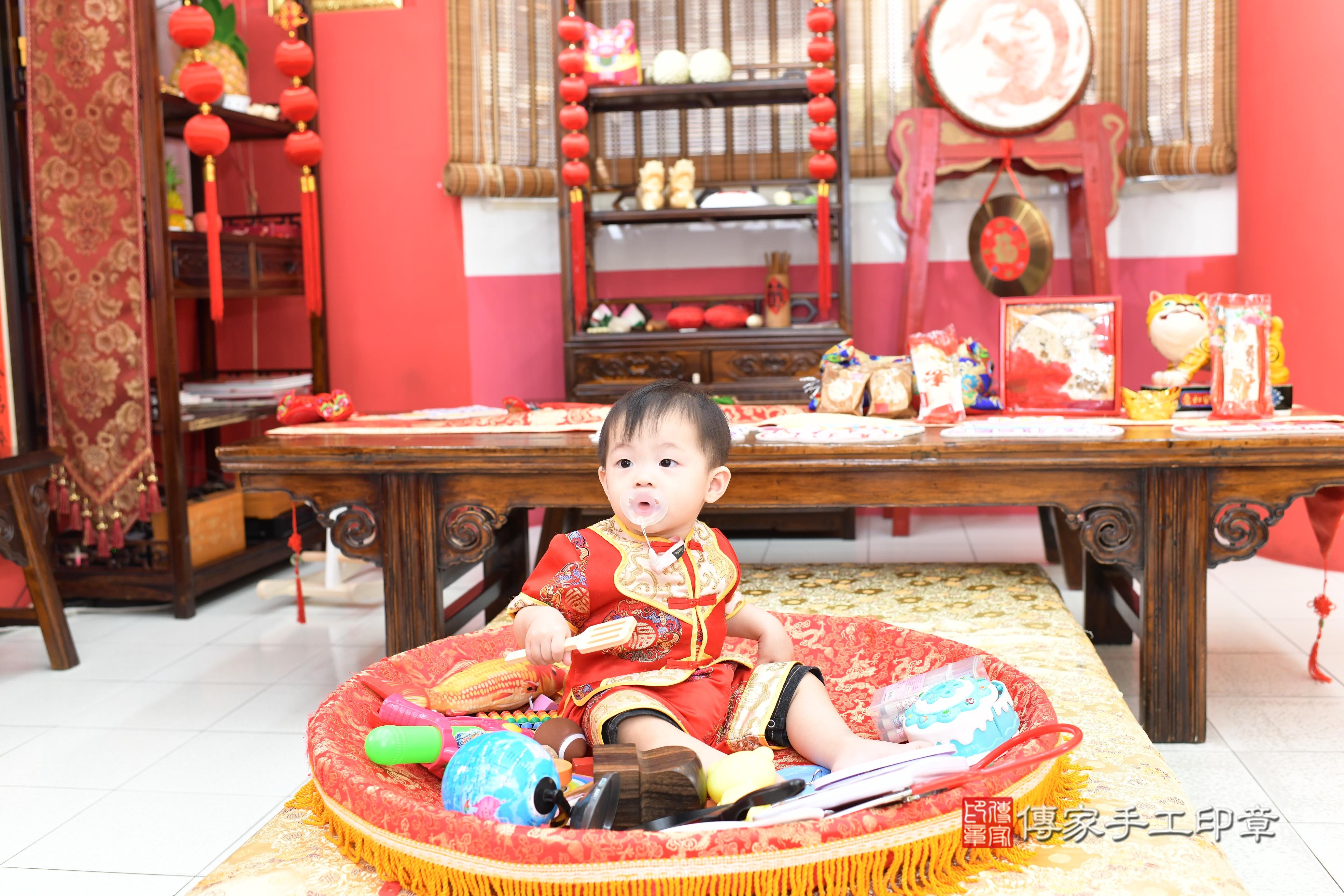 傳家手工印章高雄店、抓周、度脺、中國風會場、傳家嬰兒古禮、吉祥話、抓周道具物品24種、拍照。抓周證書。寶寶抓周、滿周歲、生日快樂、祝福 傳家手工印章高雄店、抓周、度脺、中國風會場、傳家嬰兒古禮、吉祥話、抓周道具物品24種、拍照。抓周證書。寶寶抓周、滿周歲、生日快樂、祝福