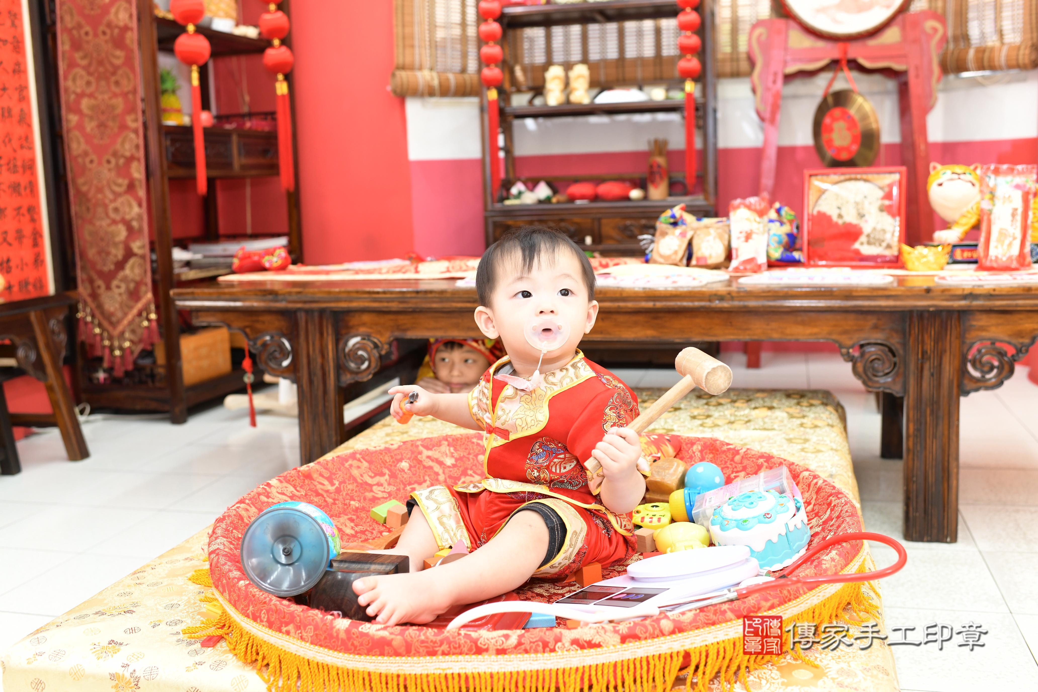 傳家手工印章高雄店、抓周、度脺、中國風會場、傳家嬰兒古禮、吉祥話、抓周道具物品24種、拍照。抓周證書。寶寶抓周、滿周歲、生日快樂、祝福 傳家手工印章高雄店、抓周、度脺、中國風會場、傳家嬰兒古禮、吉祥話、抓周道具物品24種、拍照。抓周證書。寶寶抓周、滿周歲、生日快樂、祝福