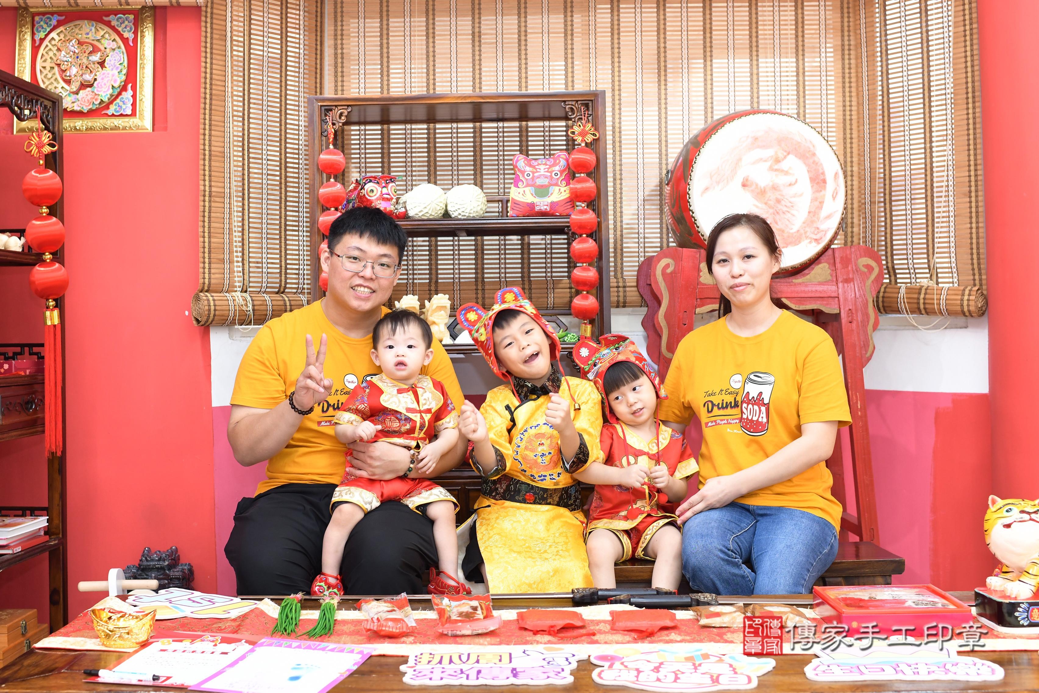 傳家手工印章高雄店、抓周、度脺、中國風會場、傳家嬰兒古禮、吉祥話、抓周道具物品24種、拍照。抓周證書。寶寶抓周、滿周歲、生日快樂、祝福 傳家手工印章高雄店、抓周、度脺、中國風會場、傳家嬰兒古禮、吉祥話、抓周道具物品24種、拍照。抓周證書。寶寶抓周、滿周歲、生日快樂、祝福