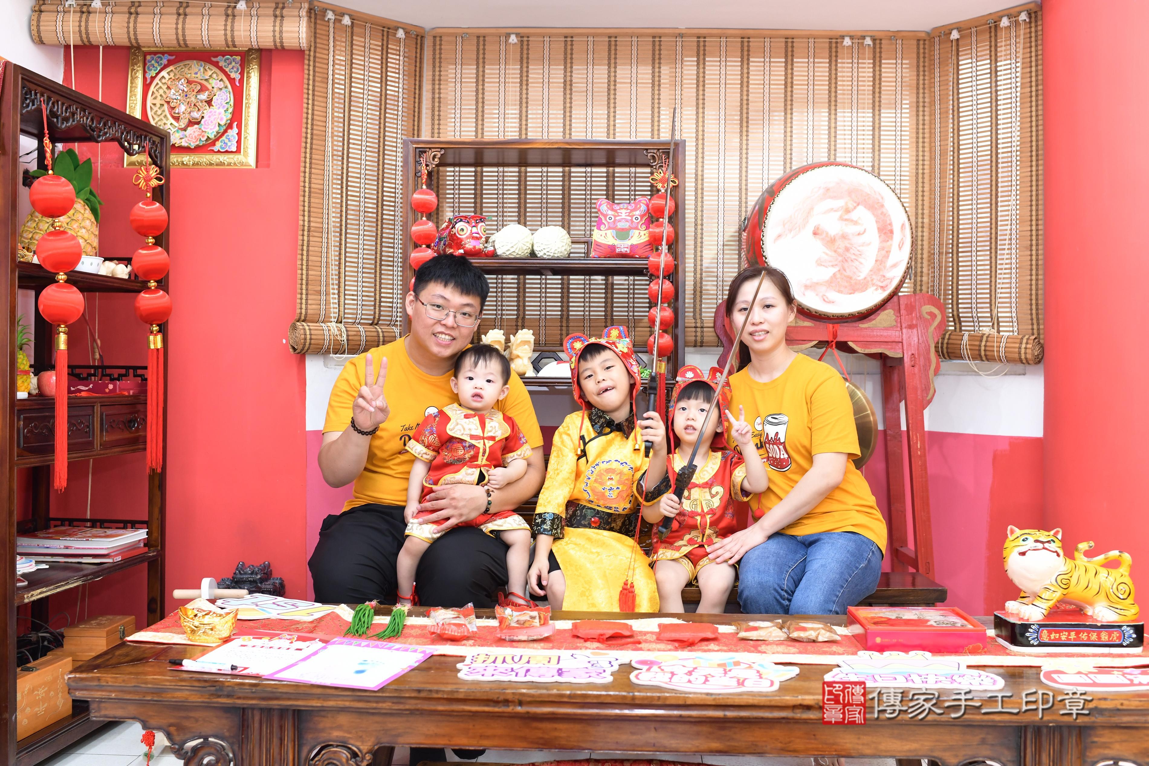 傳家手工印章高雄店、抓周、度脺、中國風會場、傳家嬰兒古禮、吉祥話、抓周道具物品24種、拍照。抓周證書。寶寶抓周、滿周歲、生日快樂、祝福 傳家手工印章高雄店、抓周、度脺、中國風會場、傳家嬰兒古禮、吉祥話、抓周道具物品24種、拍照。抓周證書。寶寶抓周、滿周歲、生日快樂、祝福