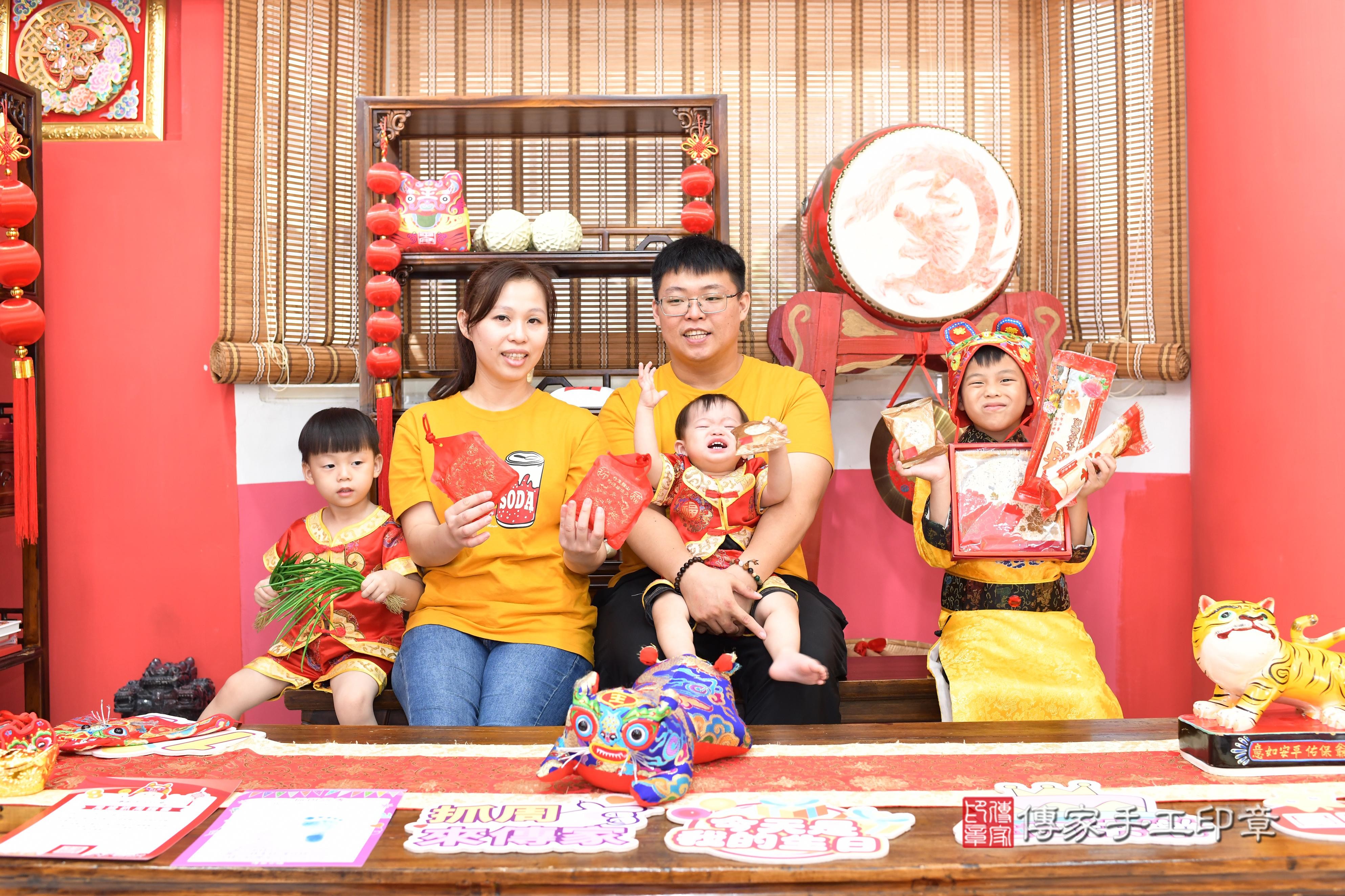 傳家手工印章高雄店、抓周、度脺、中國風會場、傳家嬰兒古禮、吉祥話、抓周道具物品24種、拍照。抓周證書。寶寶抓周、滿周歲、生日快樂、祝福 傳家手工印章高雄店、抓周、度脺、中國風會場、傳家嬰兒古禮、吉祥話、抓周道具物品24種、拍照。抓周證書。寶寶抓周、滿周歲、生日快樂、祝福