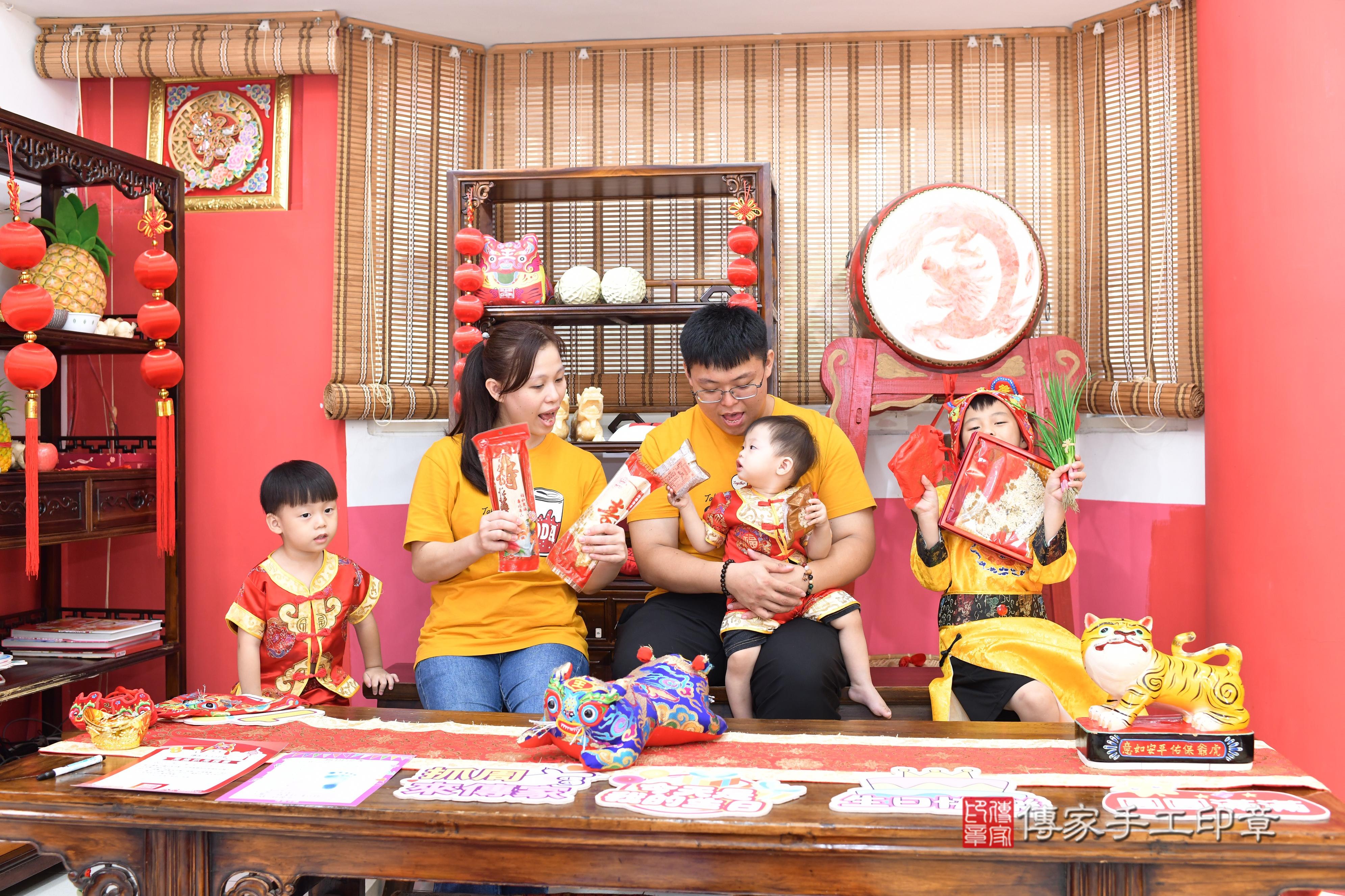 傳家手工印章高雄店、抓周、度脺、中國風會場、傳家嬰兒古禮、吉祥話、抓周道具物品24種、拍照。抓周證書。寶寶抓周、滿周歲、生日快樂、祝福 傳家手工印章高雄店、抓周、度脺、中國風會場、傳家嬰兒古禮、吉祥話、抓周道具物品24種、拍照。抓周證書。寶寶抓周、滿周歲、生日快樂、祝福