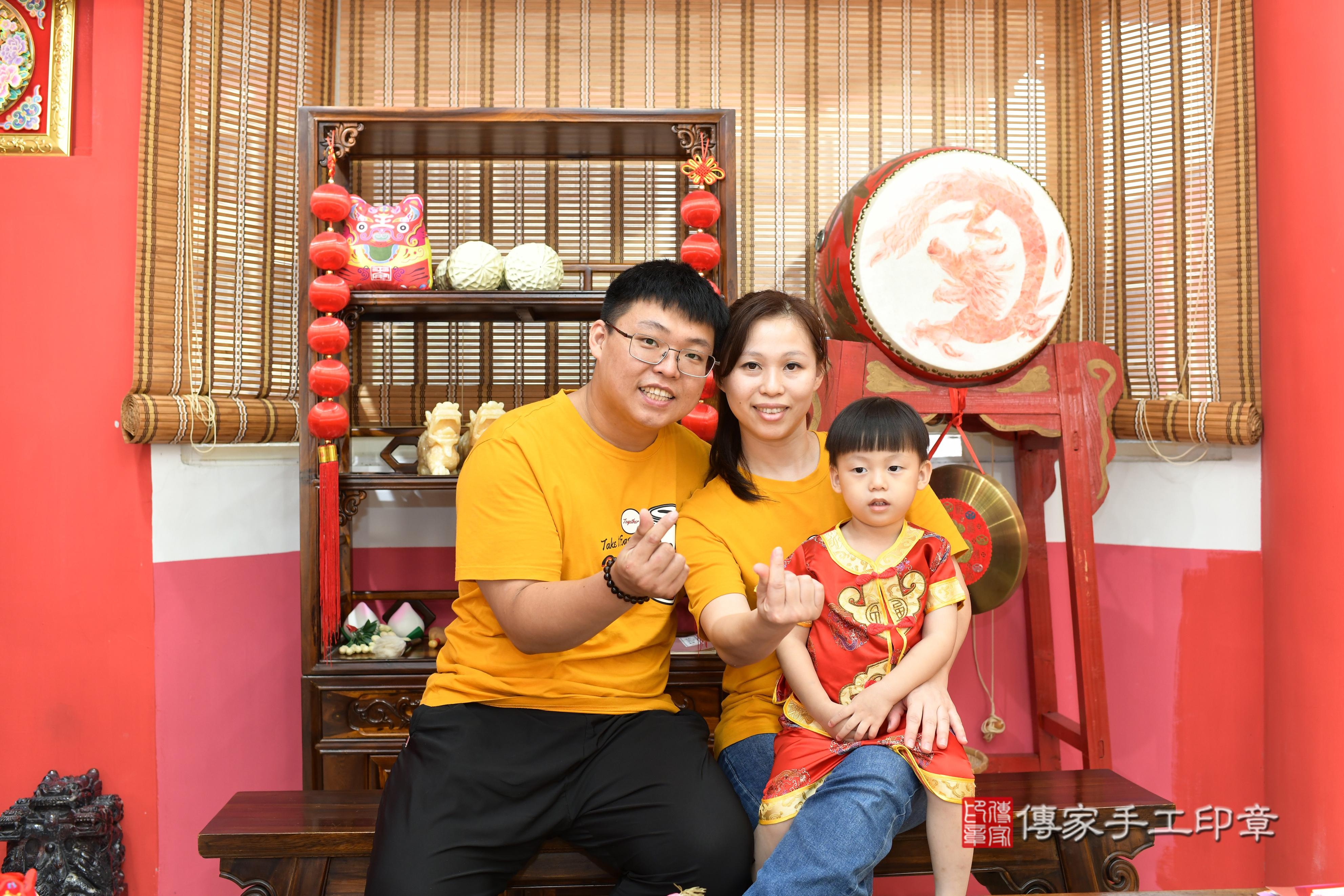 傳家手工印章高雄店、抓周、度脺、中國風會場、傳家嬰兒古禮、吉祥話、抓周道具物品24種、拍照。抓周證書。寶寶抓周、滿周歲、生日快樂、祝福 傳家手工印章高雄店、抓周、度脺、中國風會場、傳家嬰兒古禮、吉祥話、抓周道具物品24種、拍照。抓周證書。寶寶抓周、滿周歲、生日快樂、祝福