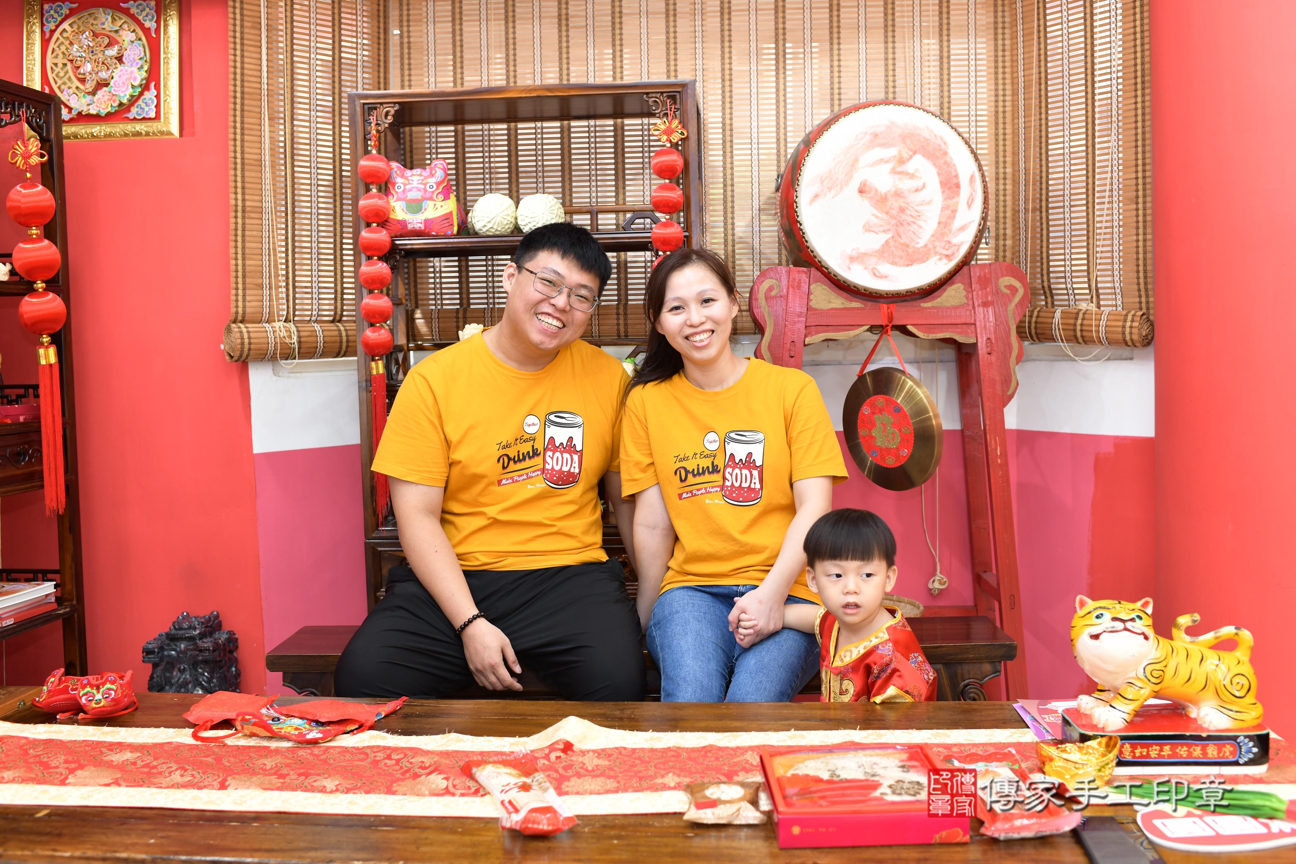 傳家手工印章高雄店、抓周、度脺、中國風會場、傳家嬰兒古禮、吉祥話、抓周道具物品24種、拍照。抓周證書。寶寶抓周、滿周歲、生日快樂、祝福 傳家手工印章高雄店、抓周、度脺、中國風會場、傳家嬰兒古禮、吉祥話、抓周道具物品24種、拍照。抓周證書。寶寶抓周、滿周歲、生日快樂、祝福