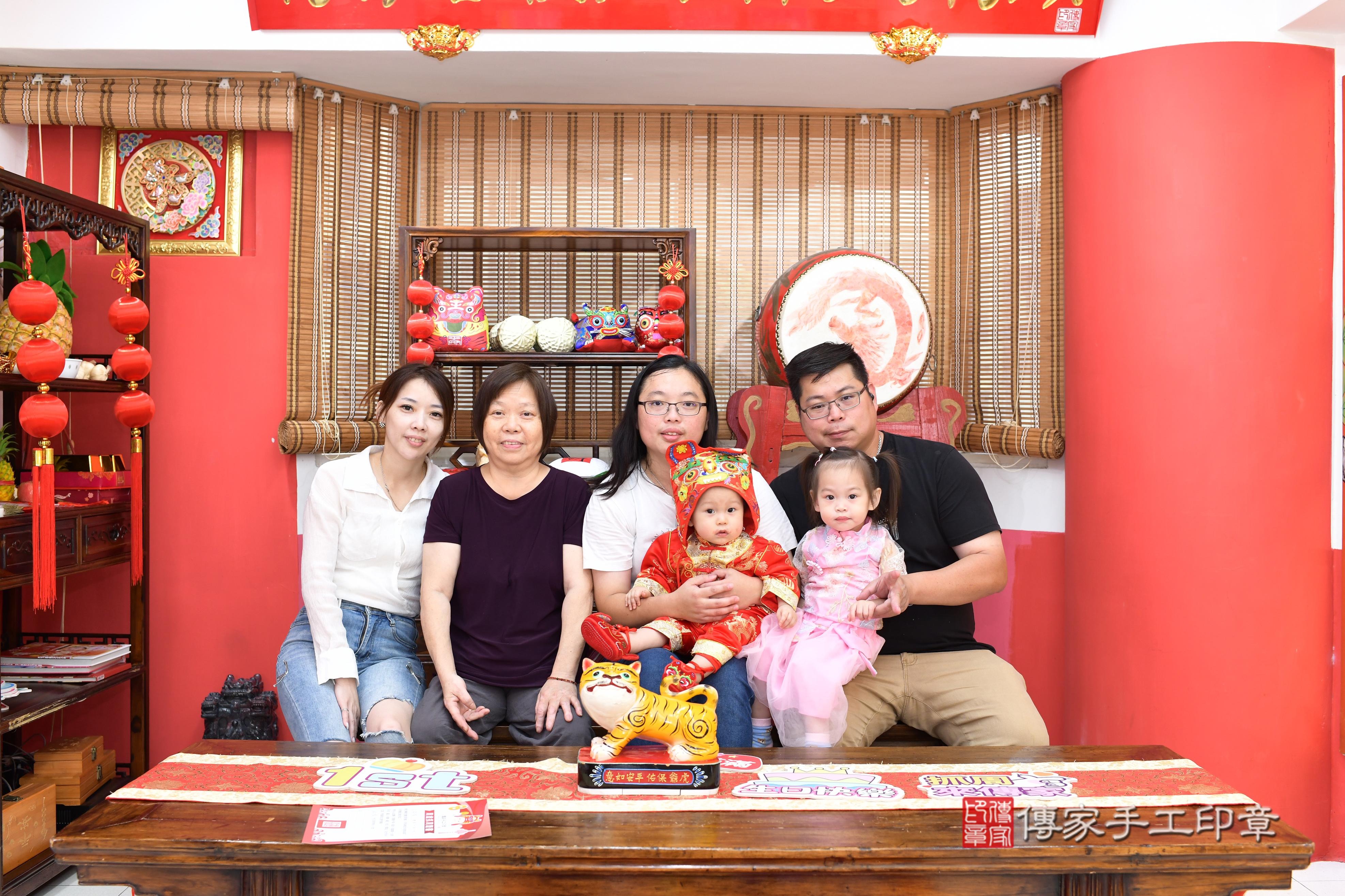 傳家手工印章高雄店、抓周、度脺、中國風會場、傳家嬰兒古禮、吉祥話、抓周道具物品24種、拍照。抓周證書。寶寶抓周、滿周歲、生日快樂、祝福