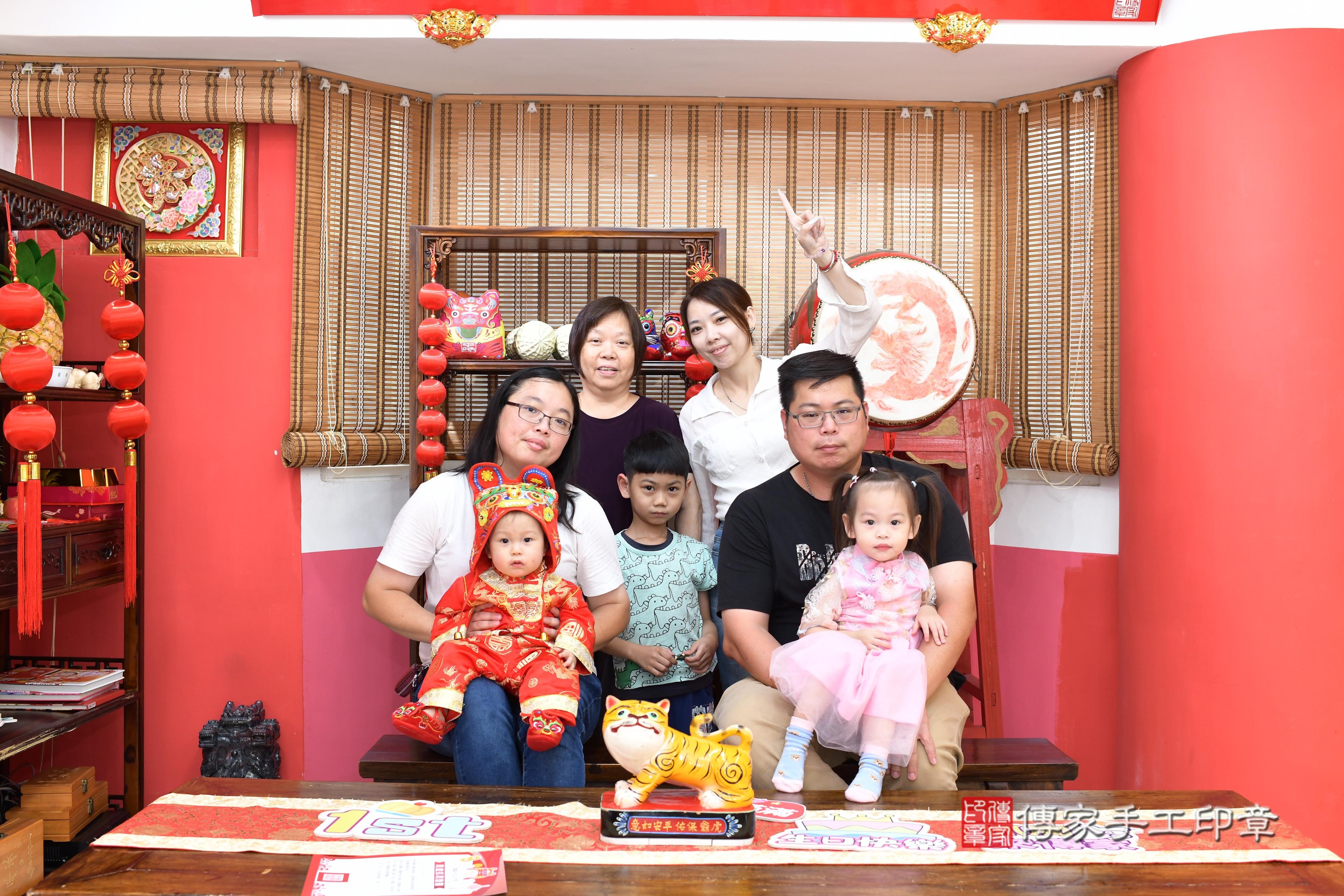 傳家手工印章高雄店、抓周、度脺、中國風會場、傳家嬰兒古禮、吉祥話、抓周道具物品24種、拍照。抓周證書。寶寶抓周、滿周歲、生日快樂、祝福