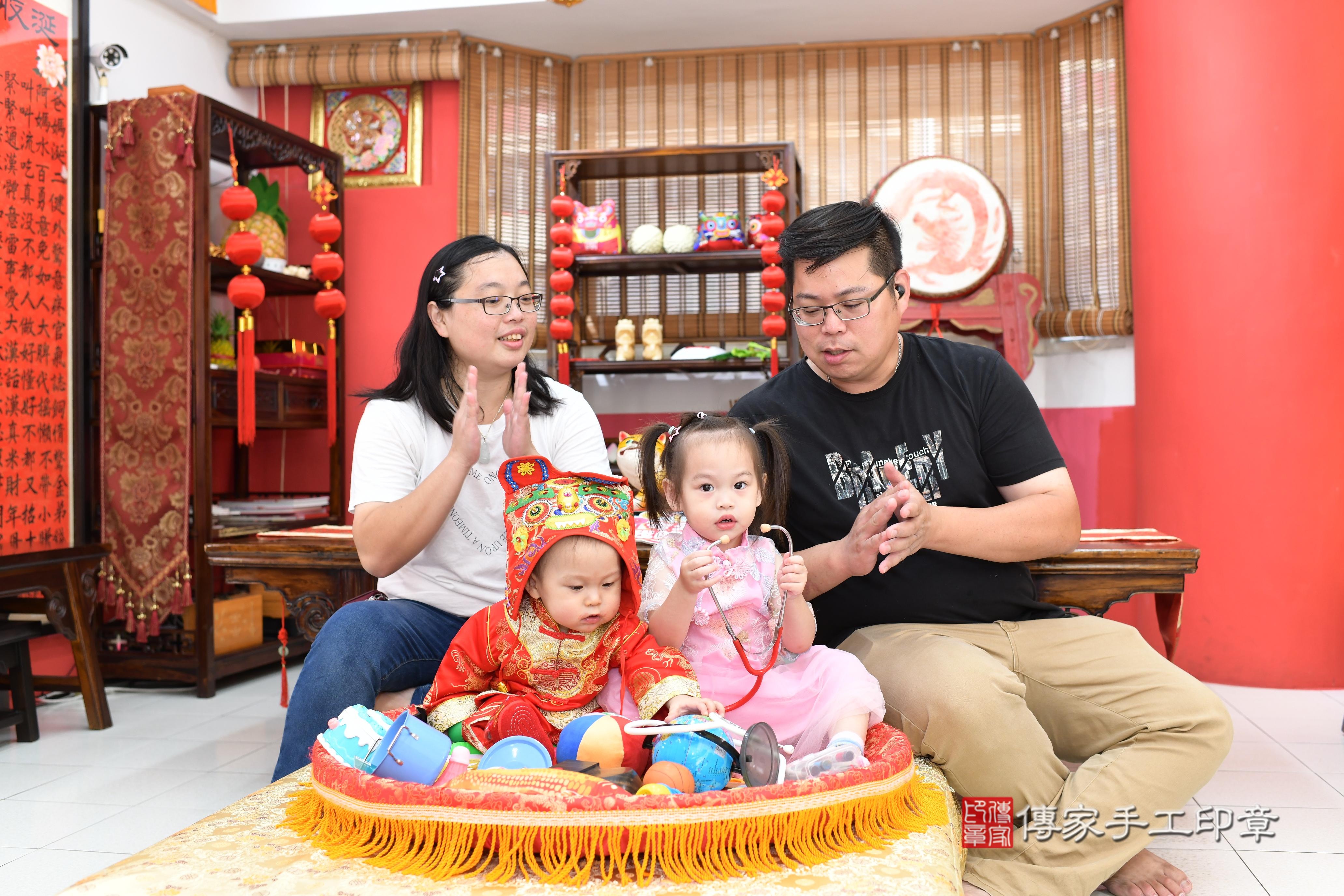 傳家手工印章高雄店、抓周、度脺、中國風會場、傳家嬰兒古禮、吉祥話、抓周道具物品24種、拍照。抓周證書。寶寶抓周、滿周歲、生日快樂、祝福