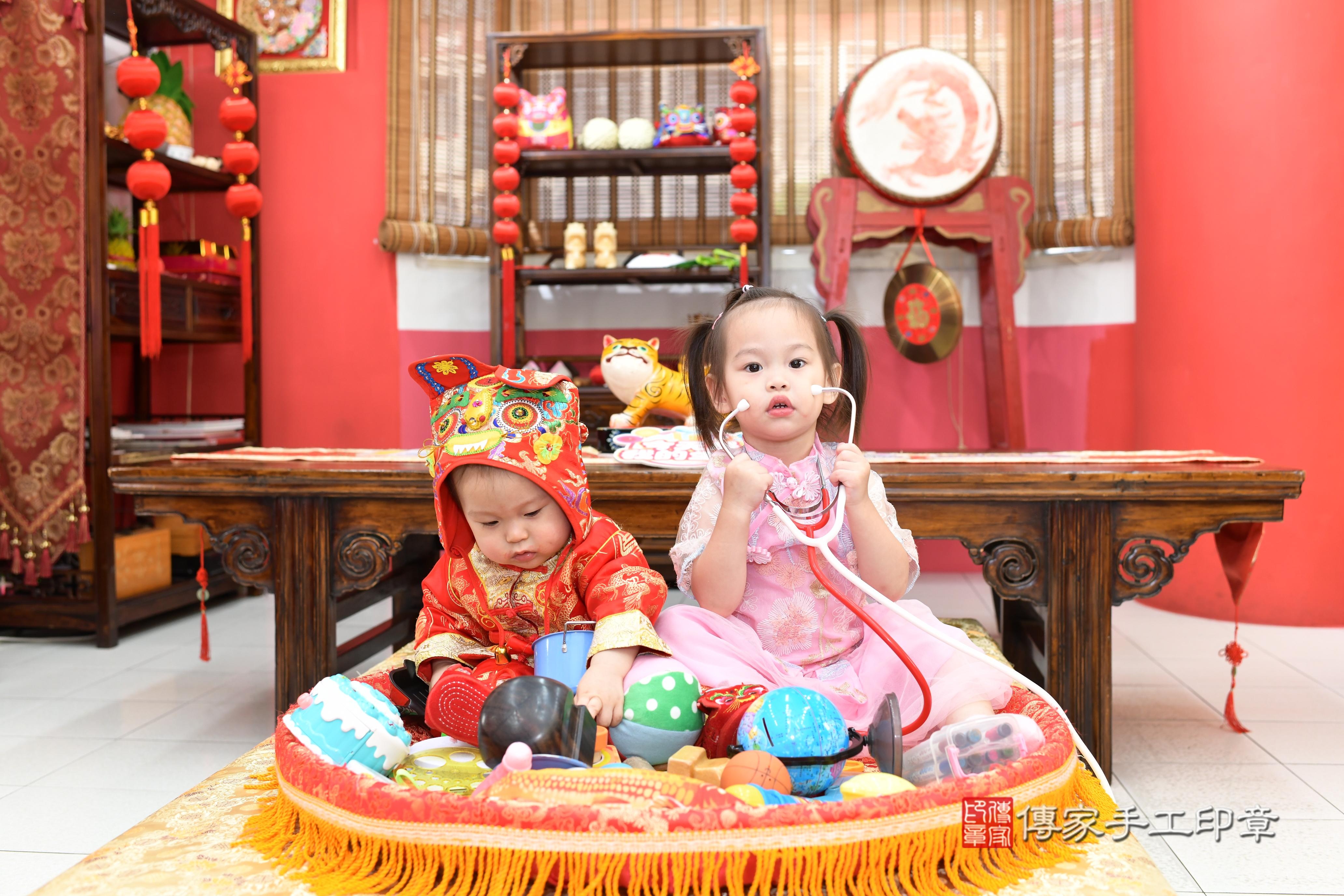 傳家手工印章高雄店、抓周、度脺、中國風會場、傳家嬰兒古禮、吉祥話、抓周道具物品24種、拍照。抓周證書。寶寶抓周、滿周歲、生日快樂、祝福