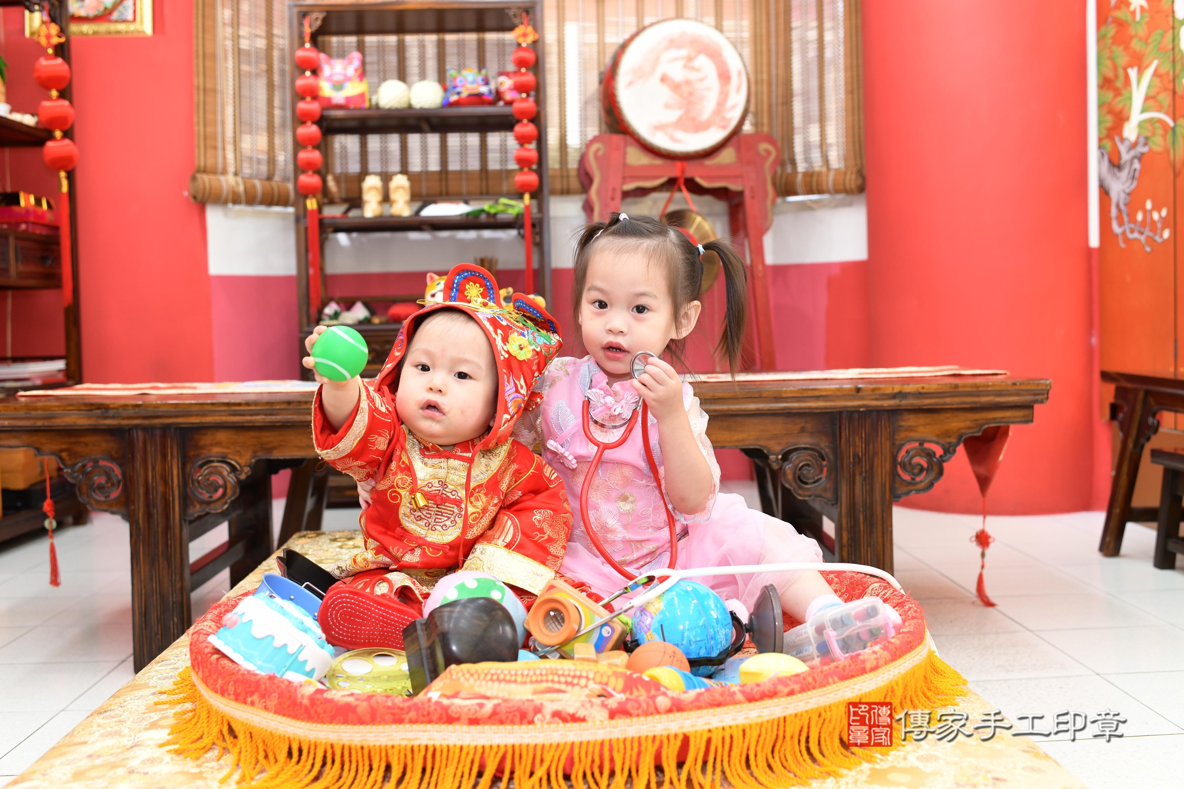 傳家手工印章高雄店、抓周、度脺、中國風會場、傳家嬰兒古禮、吉祥話、抓周道具物品24種、拍照。抓周證書。寶寶抓周、滿周歲、生日快樂、祝福