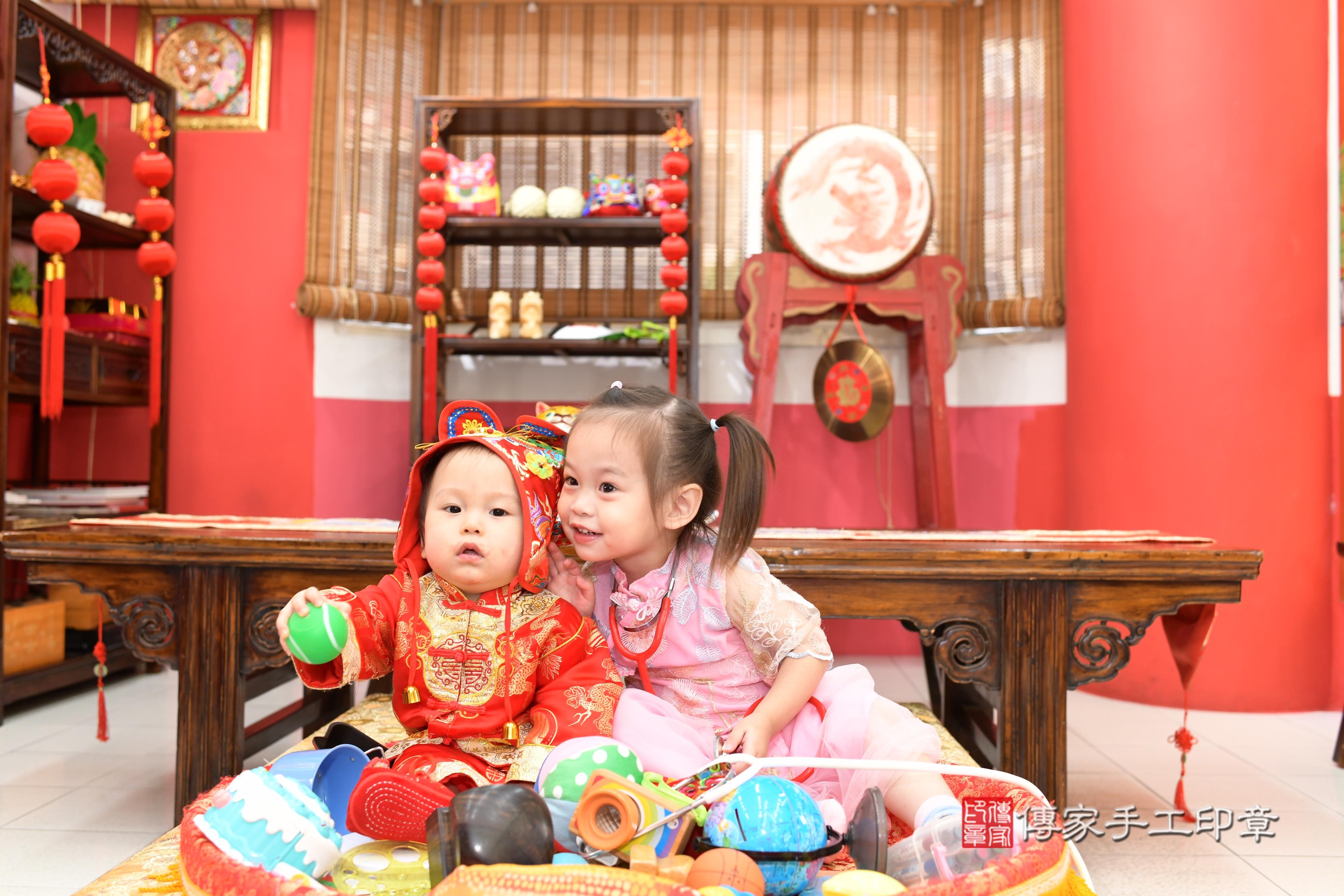 傳家手工印章高雄店、抓周、度脺、中國風會場、傳家嬰兒古禮、吉祥話、抓周道具物品24種、拍照。抓周證書。寶寶抓周、滿周歲、生日快樂、祝福