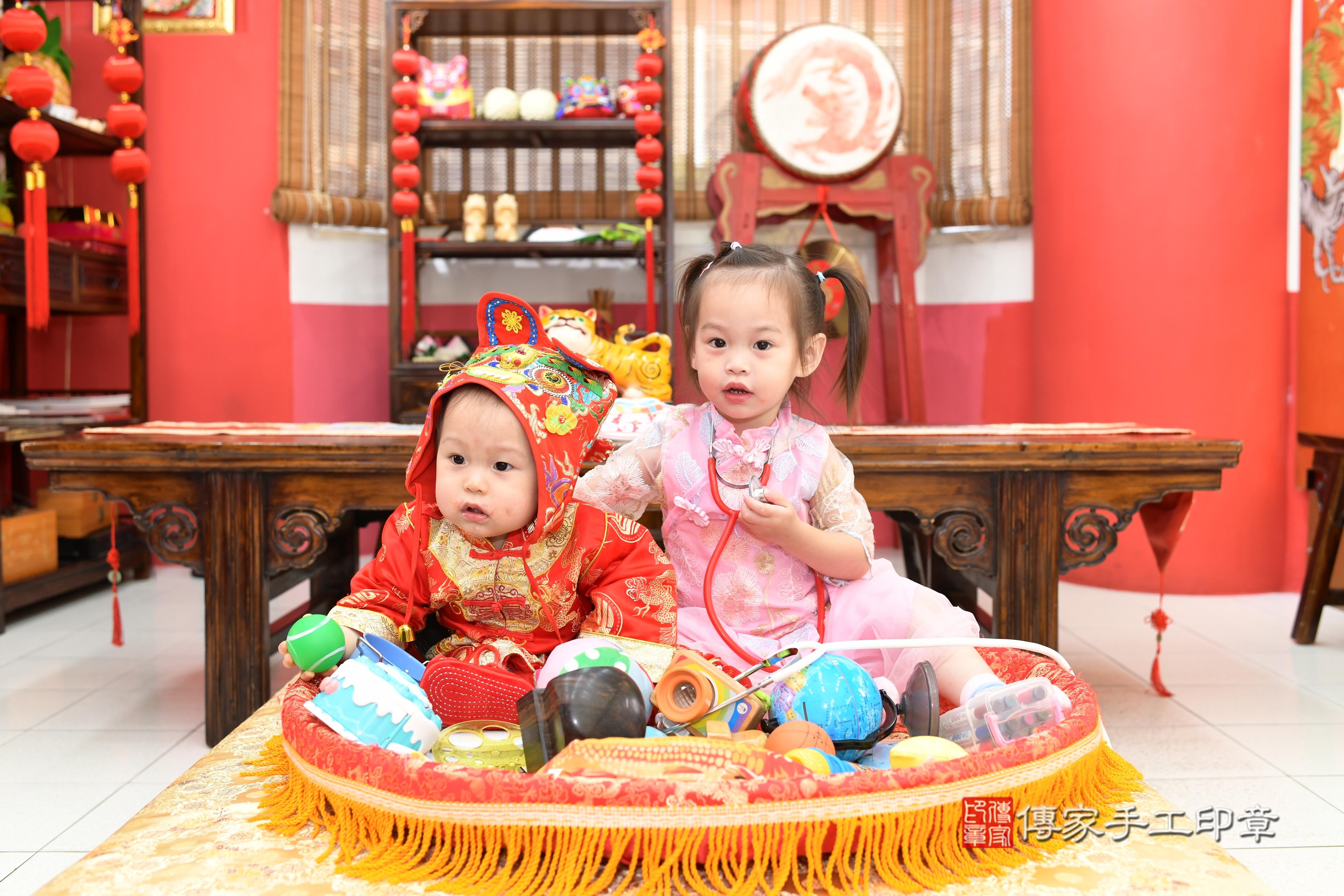 傳家手工印章高雄店、抓周、度脺、中國風會場、傳家嬰兒古禮、吉祥話、抓周道具物品24種、拍照。抓周證書。寶寶抓周、滿周歲、生日快樂、祝福