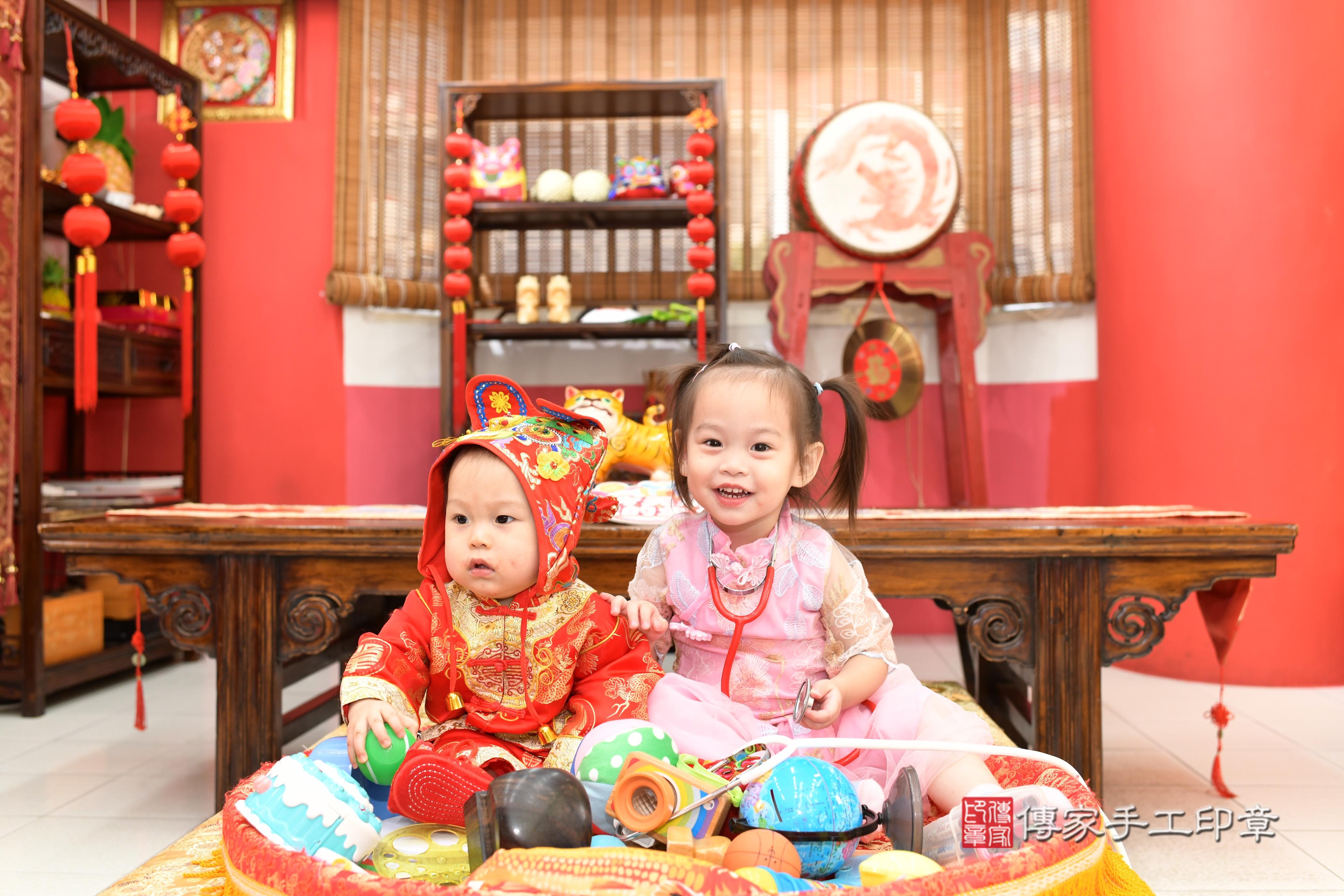 傳家手工印章高雄店、抓周、度脺、中國風會場、傳家嬰兒古禮、吉祥話、抓周道具物品24種、拍照。抓周證書。寶寶抓周、滿周歲、生日快樂、祝福