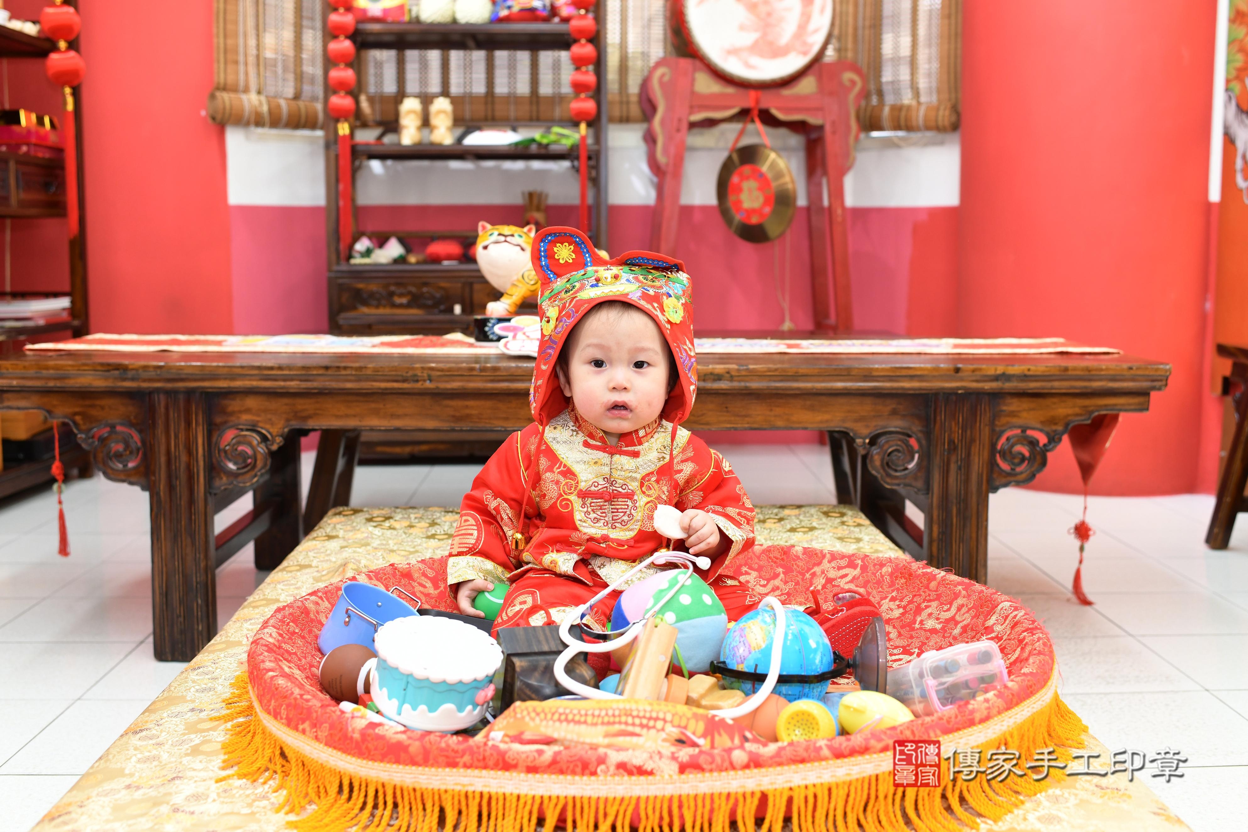 傳家手工印章高雄店、抓周、度脺、中國風會場、傳家嬰兒古禮、吉祥話、抓周道具物品24種、拍照。抓周證書。寶寶抓周、滿周歲、生日快樂、祝福