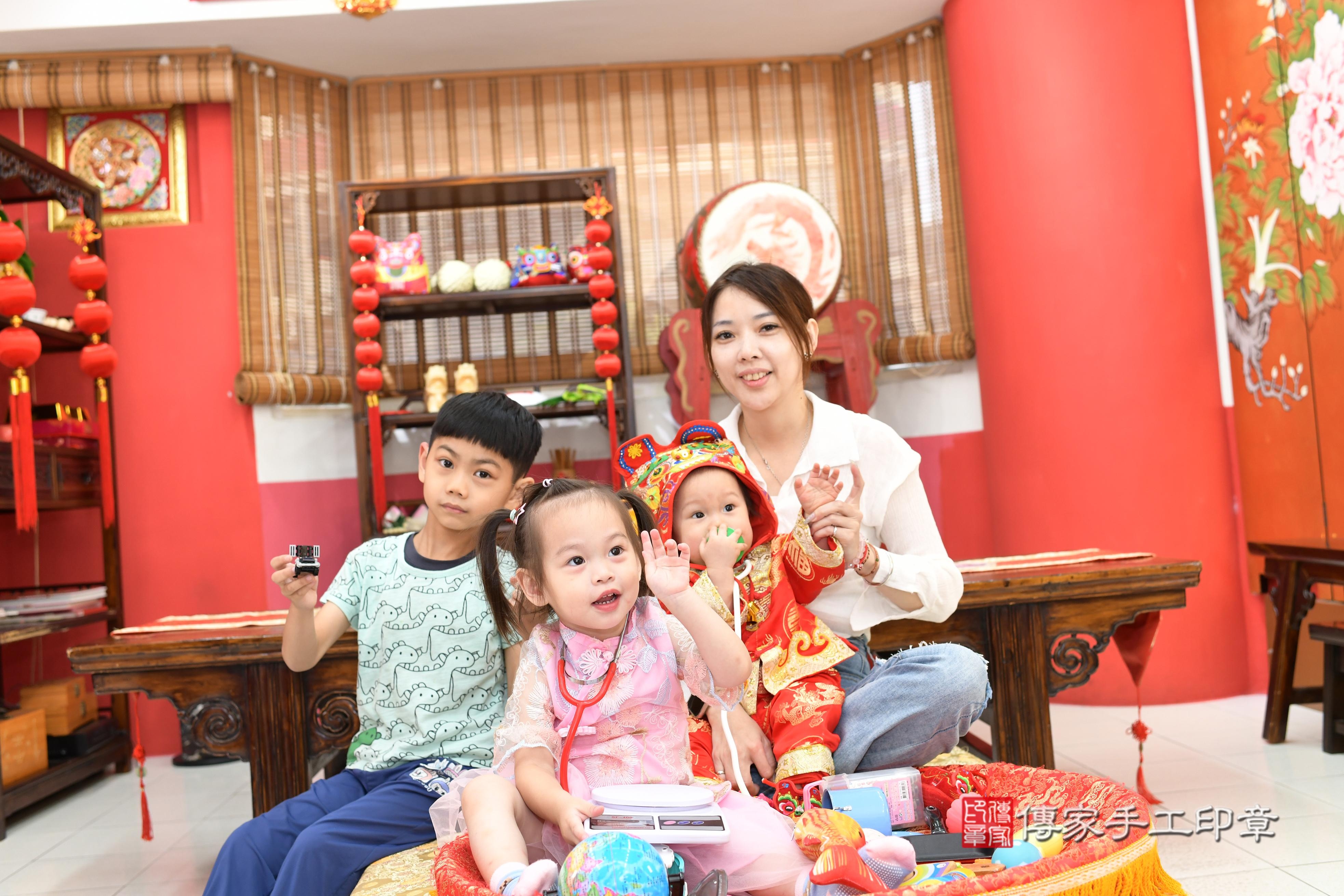 傳家手工印章高雄店、抓周、度脺、中國風會場、傳家嬰兒古禮、吉祥話、抓周道具物品24種、拍照。抓周證書。寶寶抓周、滿周歲、生日快樂、祝福