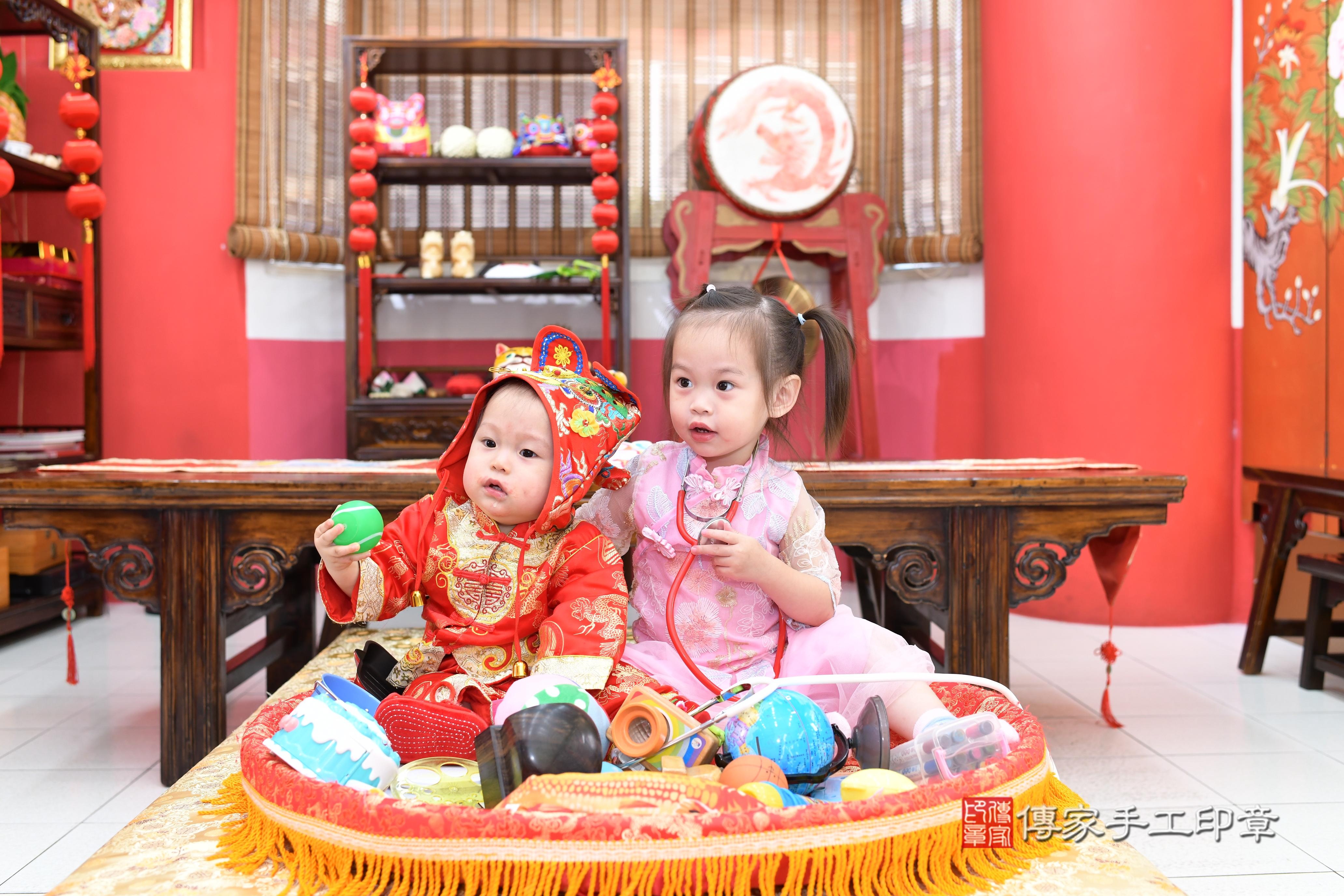 傳家手工印章高雄店、抓周、度脺、中國風會場、傳家嬰兒古禮、吉祥話、抓周道具物品24種、拍照。抓周證書。寶寶抓周、滿周歲、生日快樂、祝福