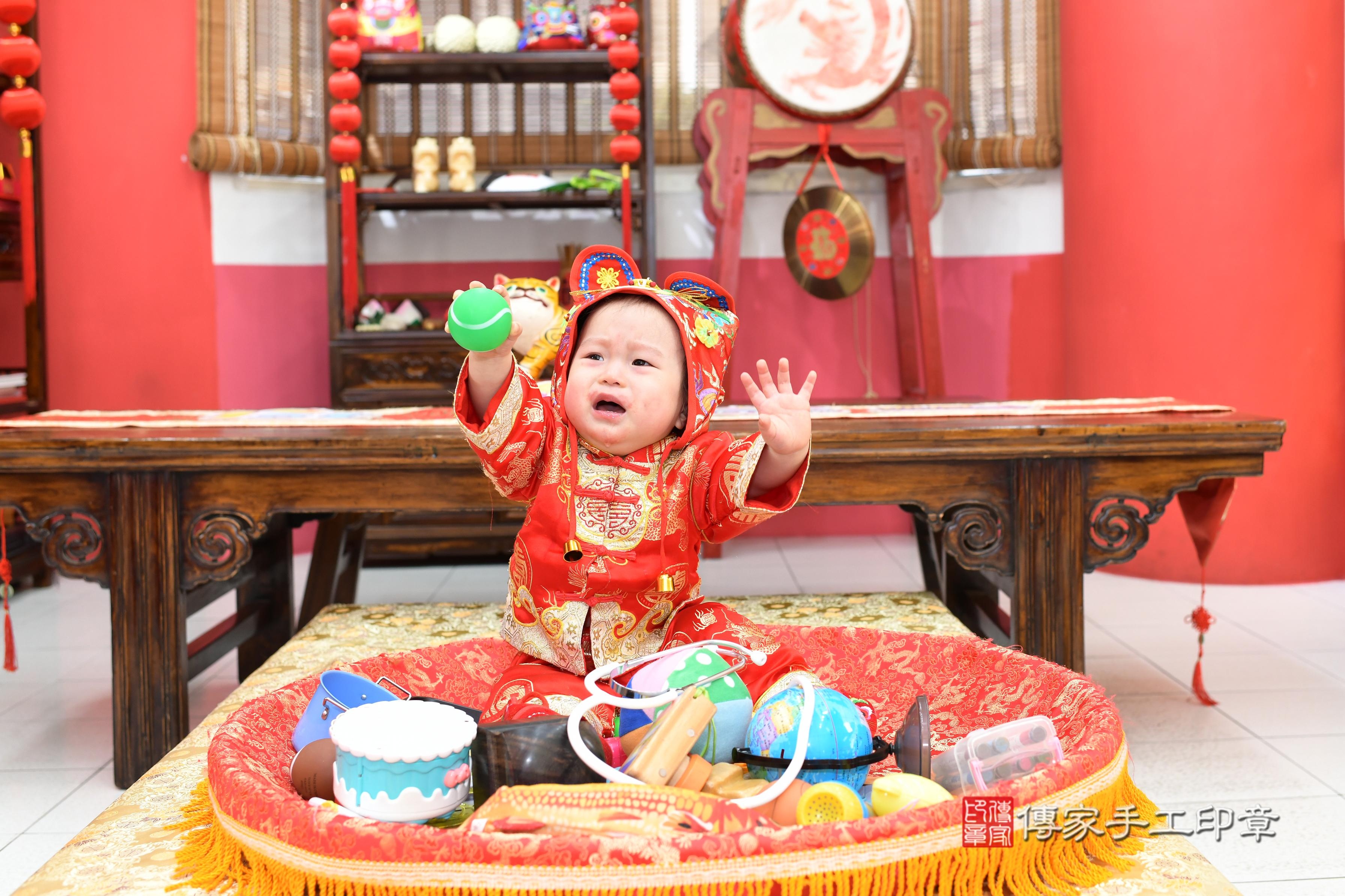 傳家手工印章高雄店、抓周、度脺、中國風會場、傳家嬰兒古禮、吉祥話、抓周道具物品24種、拍照。抓周證書。寶寶抓周、滿周歲、生日快樂、祝福