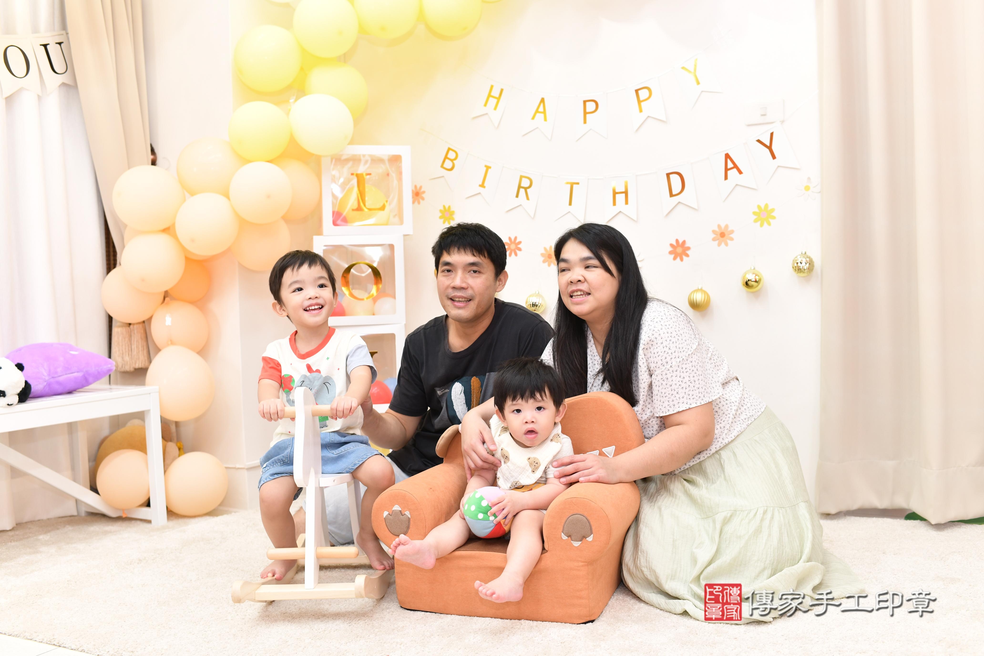 傳家手工印章高雄店、抓周、度脺、中國風會場、傳家嬰兒古禮、吉祥話、抓周道具物品24種、拍照。抓周證書。寶寶抓周、滿周歲、生日快樂、祝福