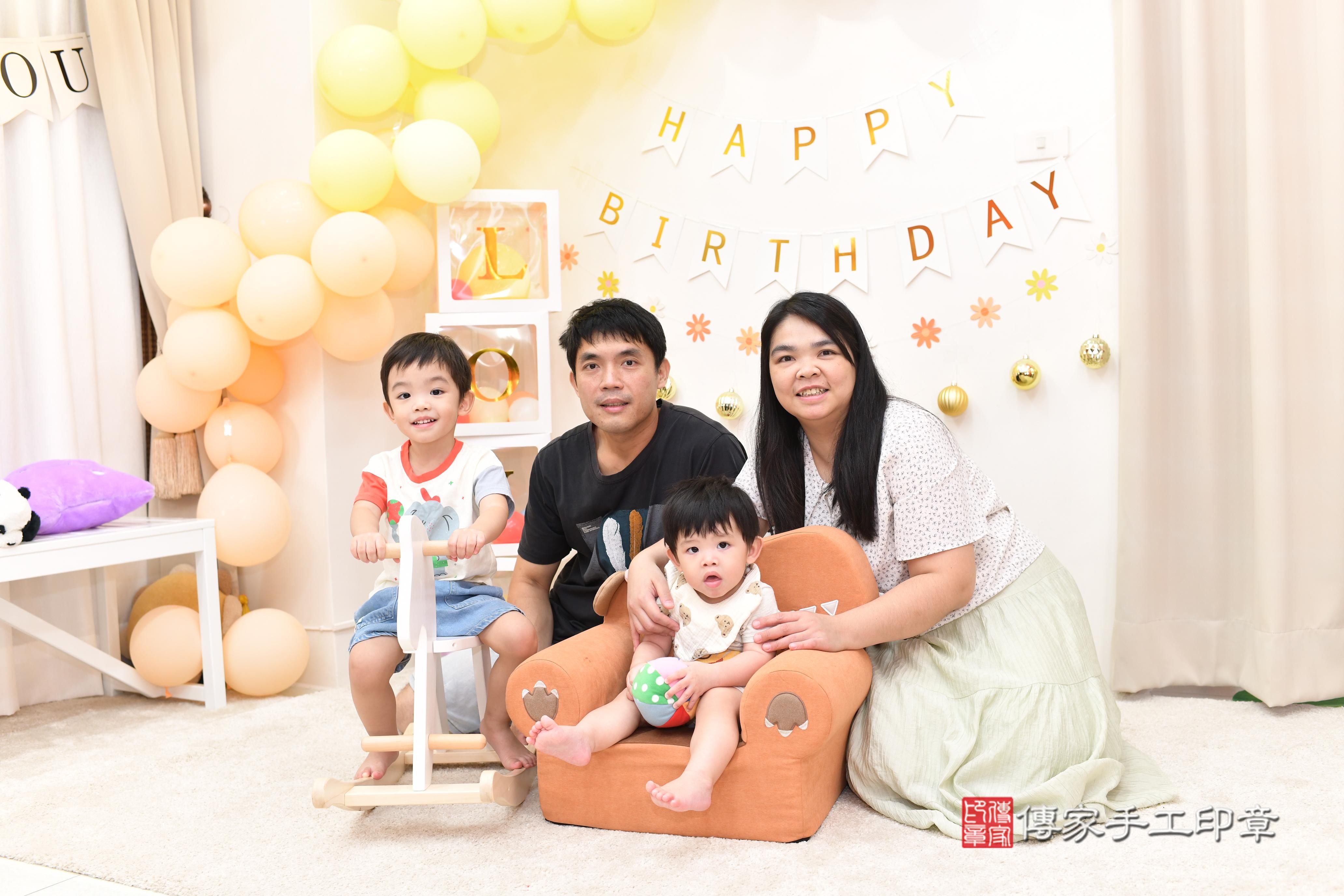 傳家手工印章高雄店、抓周、度脺、中國風會場、傳家嬰兒古禮、吉祥話、抓周道具物品24種、拍照。抓周證書。寶寶抓周、滿周歲、生日快樂、祝福