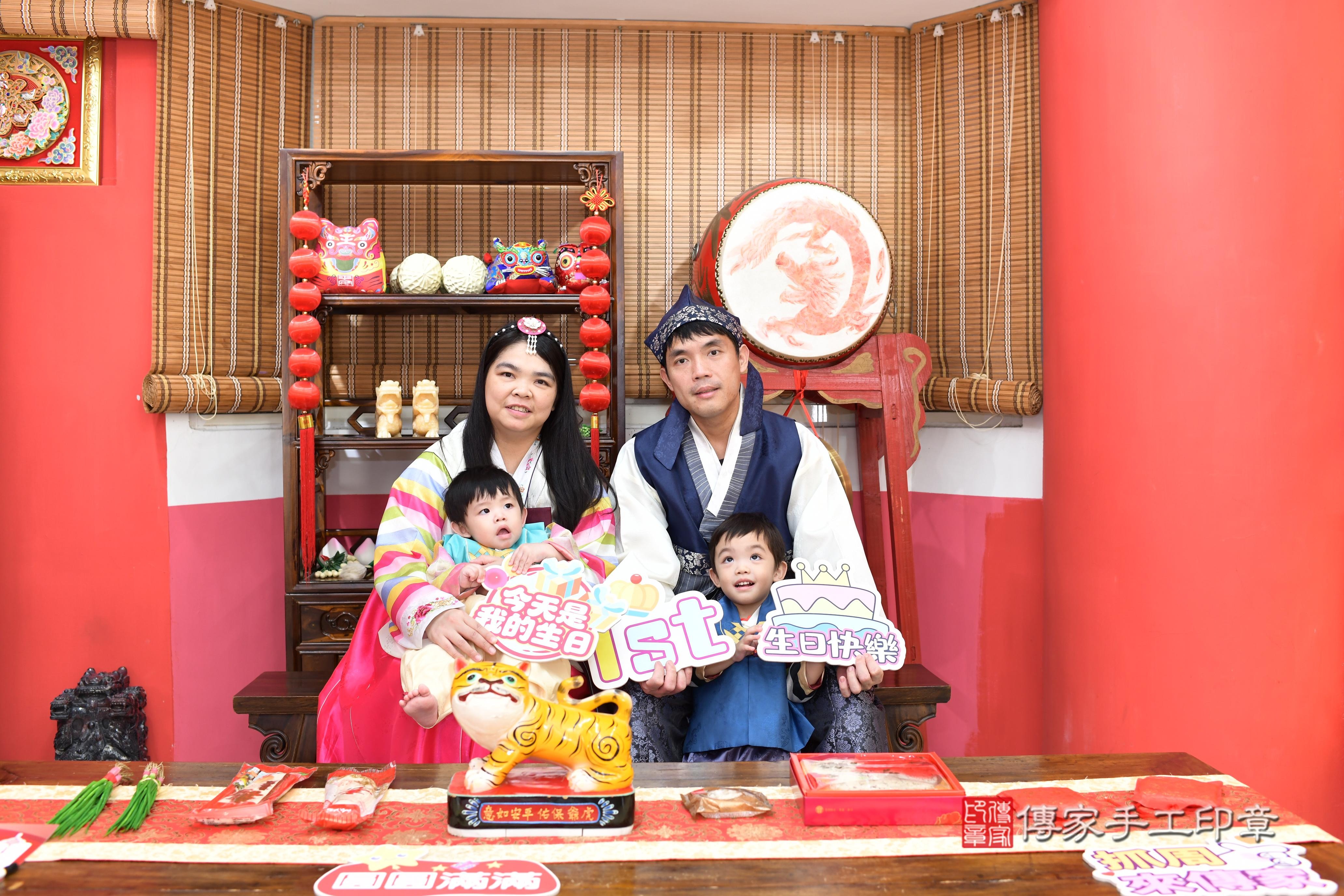 傳家手工印章高雄店、抓周、度脺、中國風會場、傳家嬰兒古禮、吉祥話、抓周道具物品24種、拍照。抓周證書。寶寶抓周、滿周歲、生日快樂、祝福