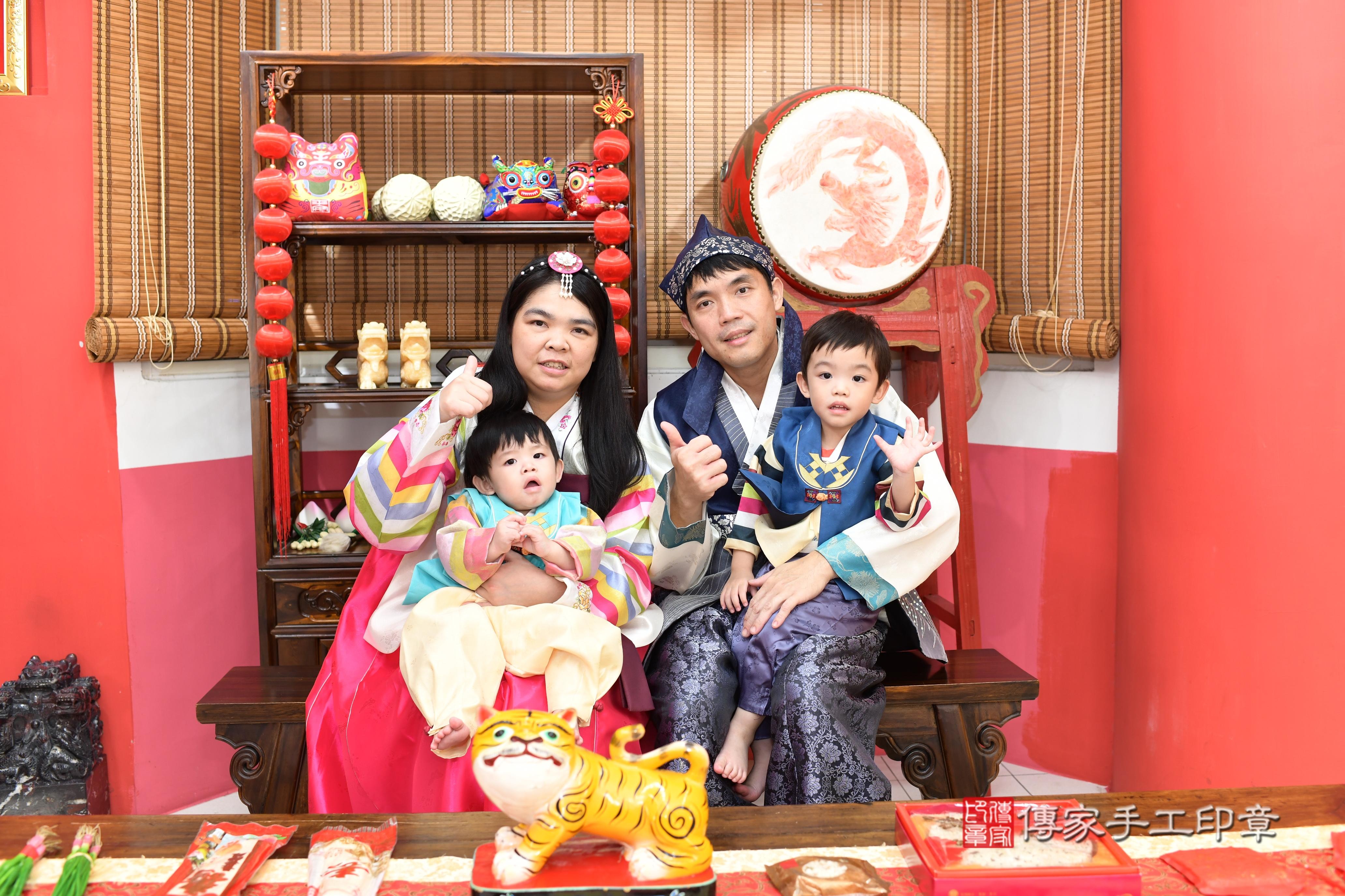 傳家手工印章高雄店、抓周、度脺、中國風會場、傳家嬰兒古禮、吉祥話、抓周道具物品24種、拍照。抓周證書。寶寶抓周、滿周歲、生日快樂、祝福