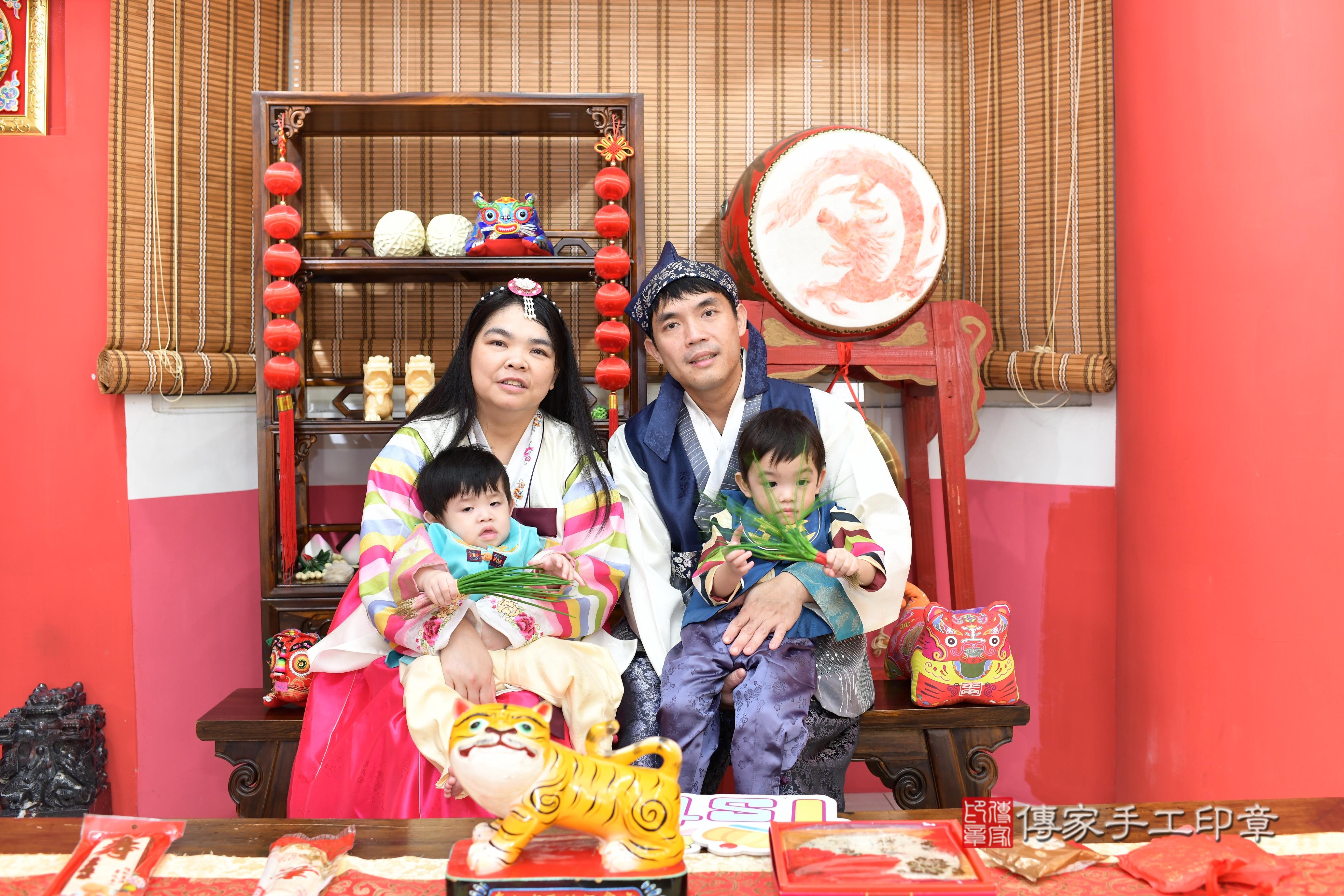 傳家手工印章高雄店、抓周、度脺、中國風會場、傳家嬰兒古禮、吉祥話、抓周道具物品24種、拍照。抓周證書。寶寶抓周、滿周歲、生日快樂、祝福