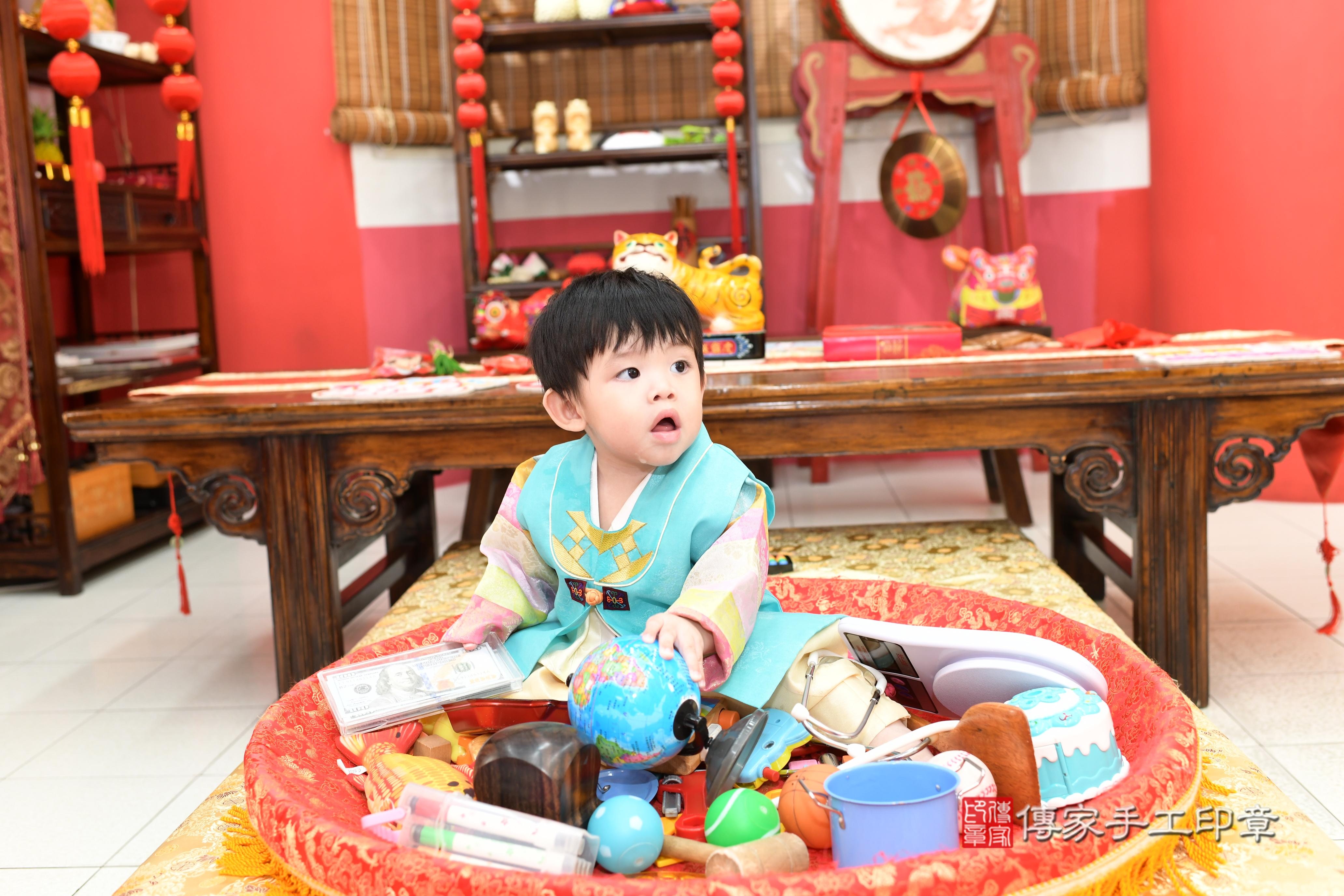 傳家手工印章高雄店、抓周、度脺、中國風會場、傳家嬰兒古禮、吉祥話、抓周道具物品24種、拍照。抓周證書。寶寶抓周、滿周歲、生日快樂、祝福