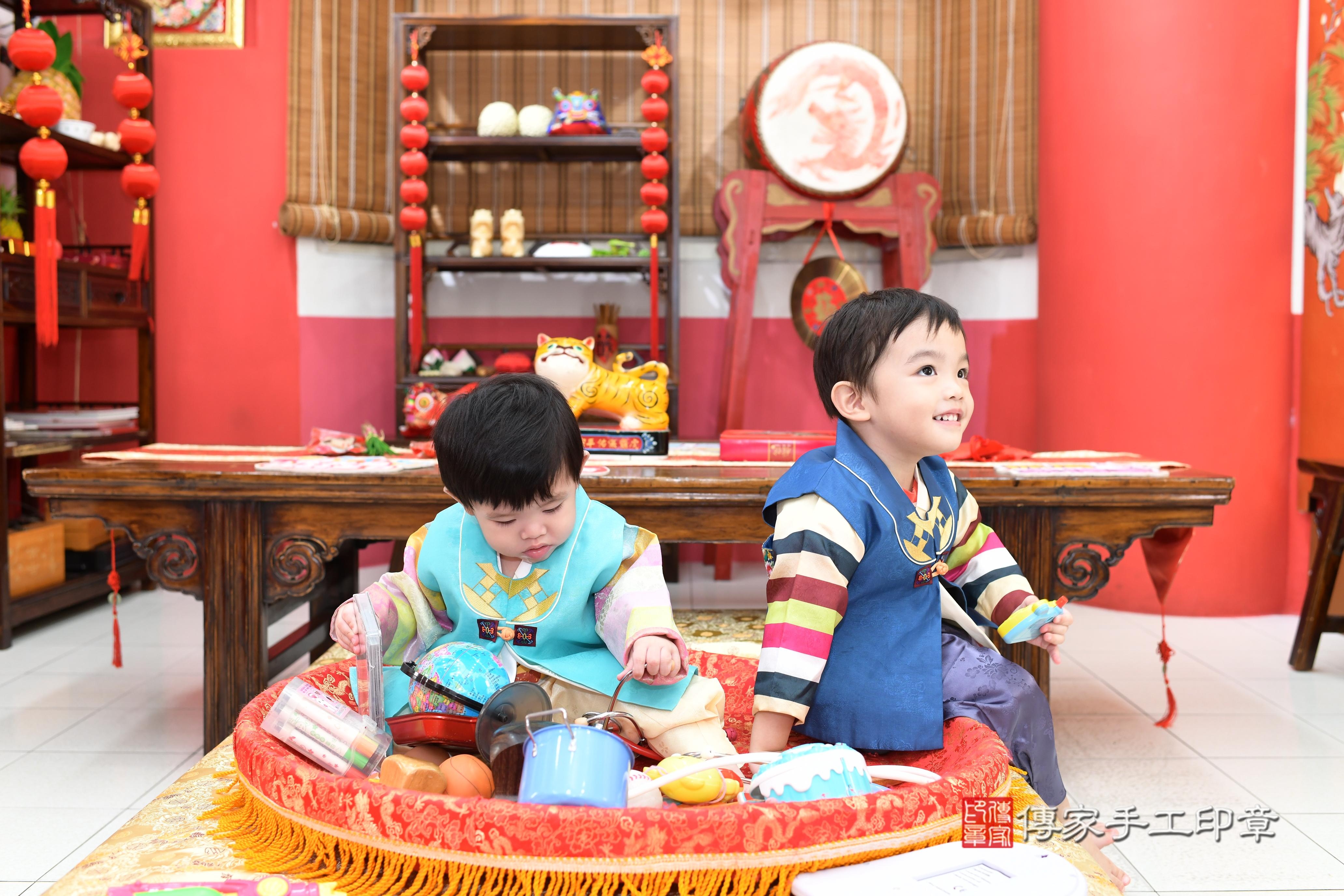 傳家手工印章高雄店、抓周、度脺、中國風會場、傳家嬰兒古禮、吉祥話、抓周道具物品24種、拍照。抓周證書。寶寶抓周、滿周歲、生日快樂、祝福