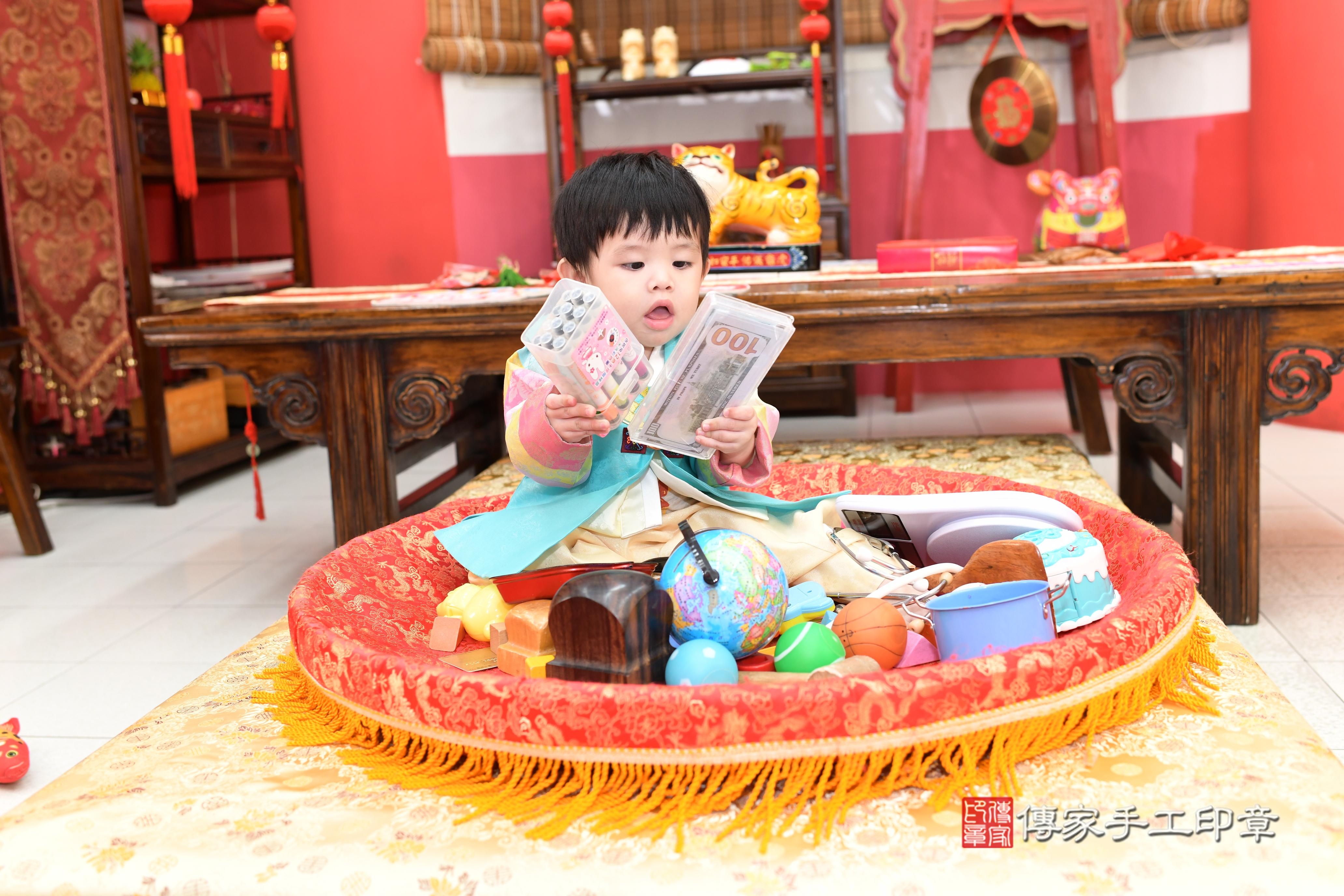 傳家手工印章高雄店、抓周、度脺、中國風會場、傳家嬰兒古禮、吉祥話、抓周道具物品24種、拍照。抓周證書。寶寶抓周、滿周歲、生日快樂、祝福