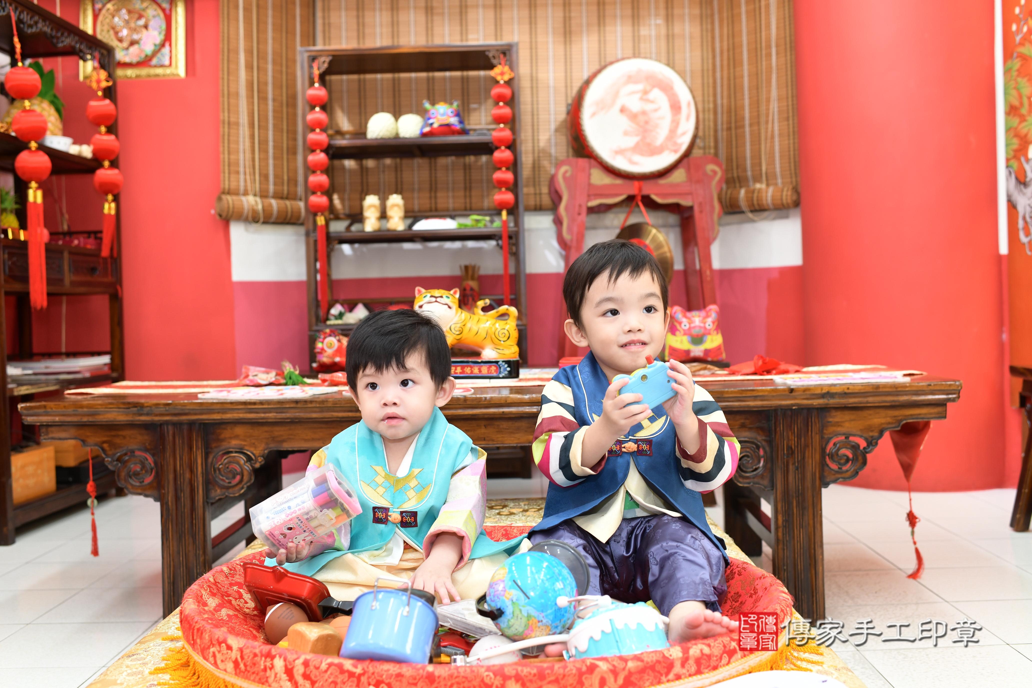 傳家手工印章高雄店、抓周、度脺、中國風會場、傳家嬰兒古禮、吉祥話、抓周道具物品24種、拍照。抓周證書。寶寶抓周、滿周歲、生日快樂、祝福