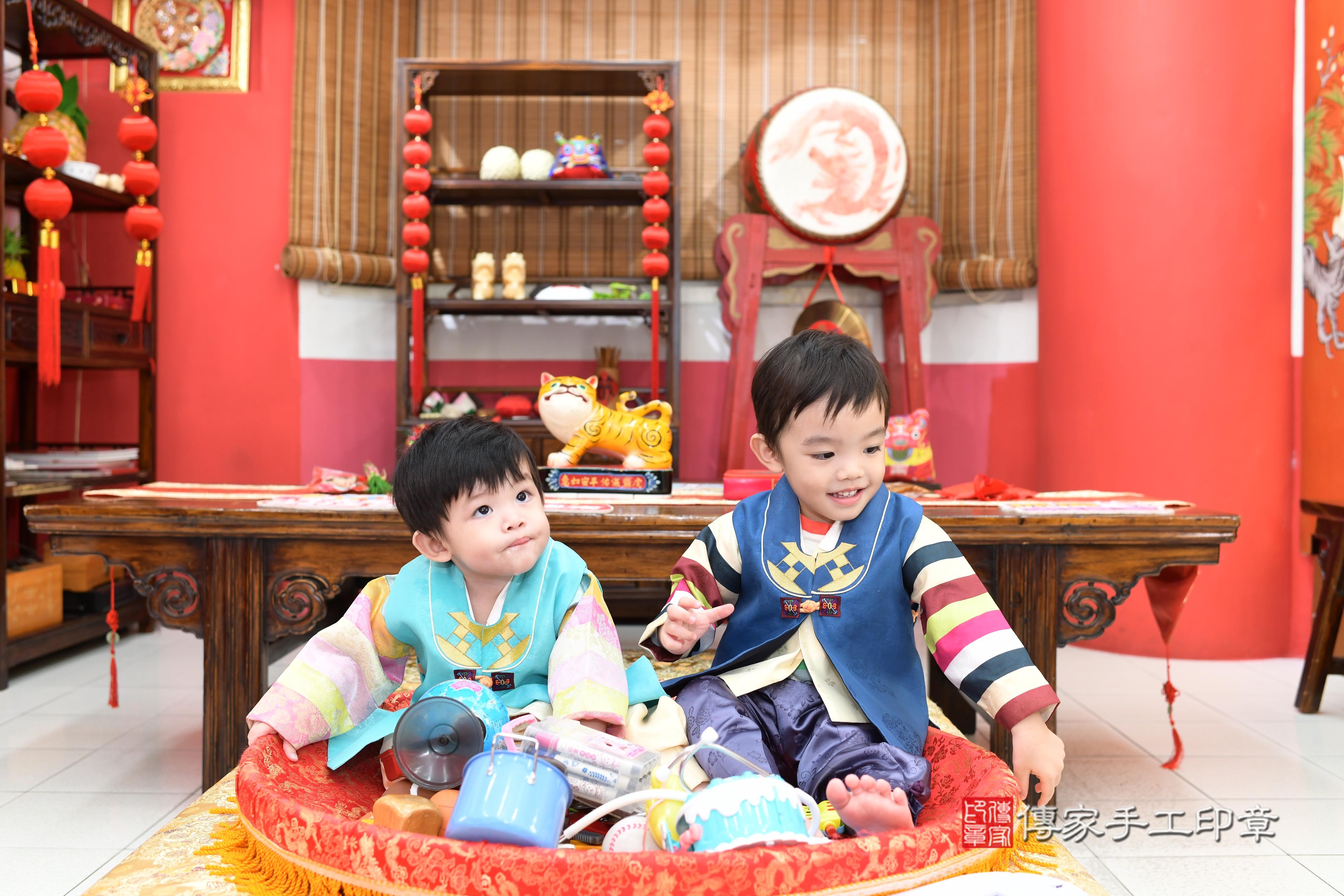 傳家手工印章高雄店、抓周、度脺、中國風會場、傳家嬰兒古禮、吉祥話、抓周道具物品24種、拍照。抓周證書。寶寶抓周、滿周歲、生日快樂、祝福