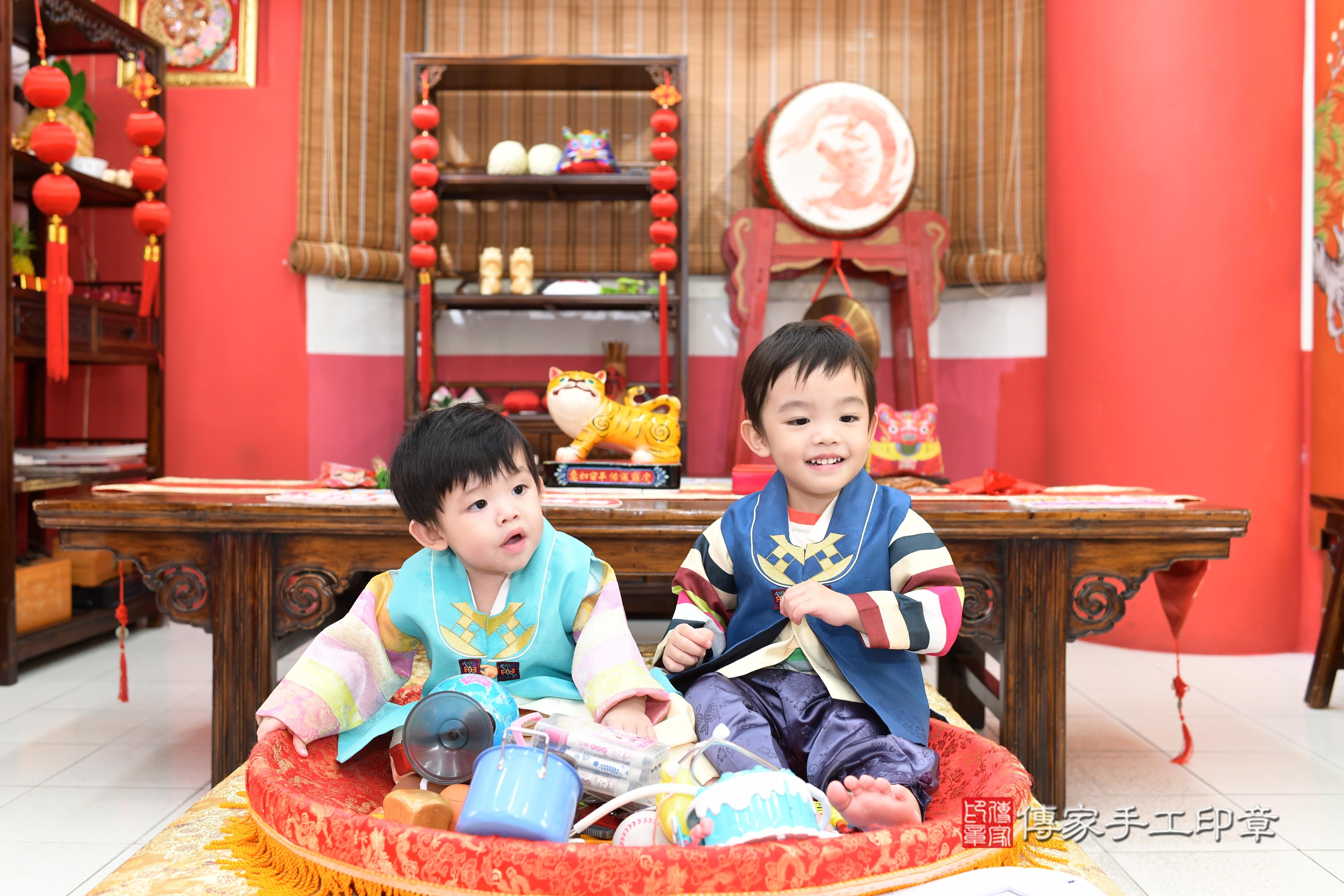 傳家手工印章高雄店、抓周、度脺、中國風會場、傳家嬰兒古禮、吉祥話、抓周道具物品24種、拍照。抓周證書。寶寶抓周、滿周歲、生日快樂、祝福