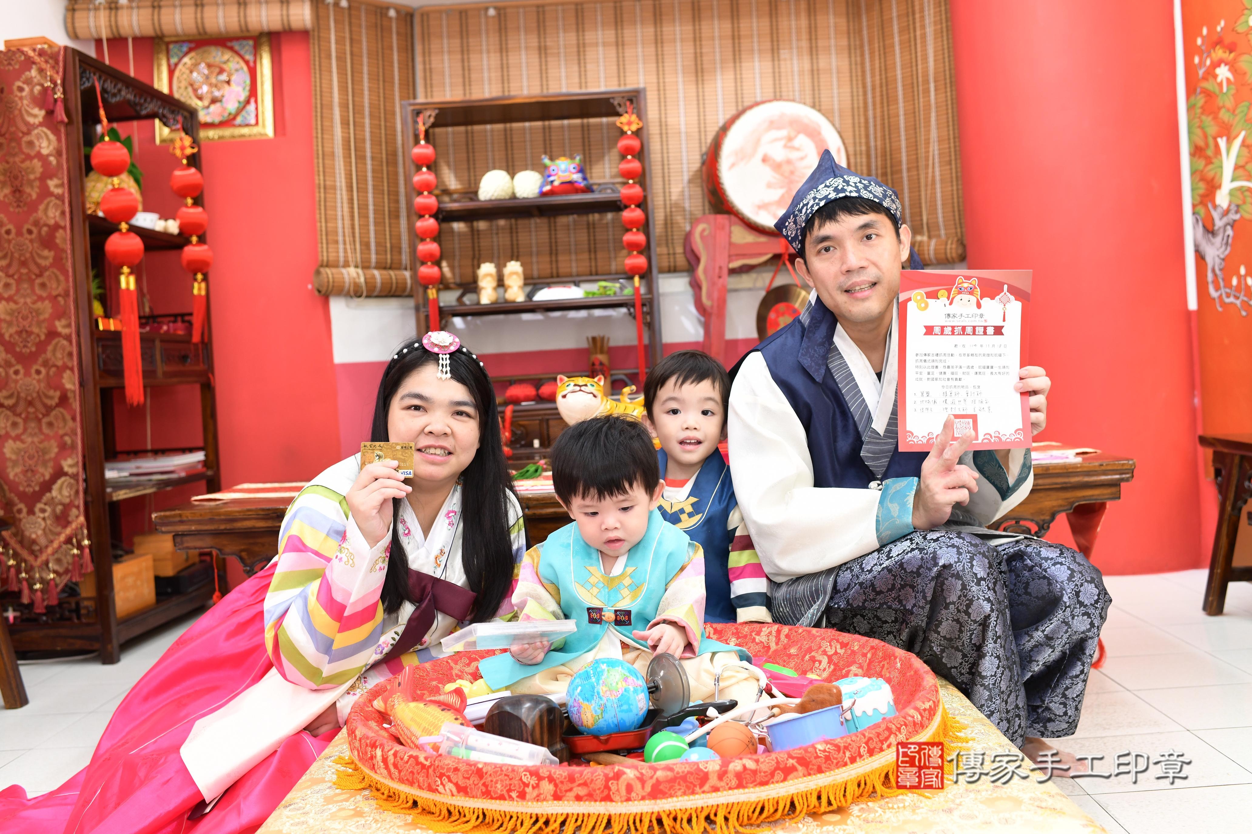 傳家手工印章高雄店、抓周、度脺、中國風會場、傳家嬰兒古禮、吉祥話、抓周道具物品24種、拍照。抓周證書。寶寶抓周、滿周歲、生日快樂、祝福