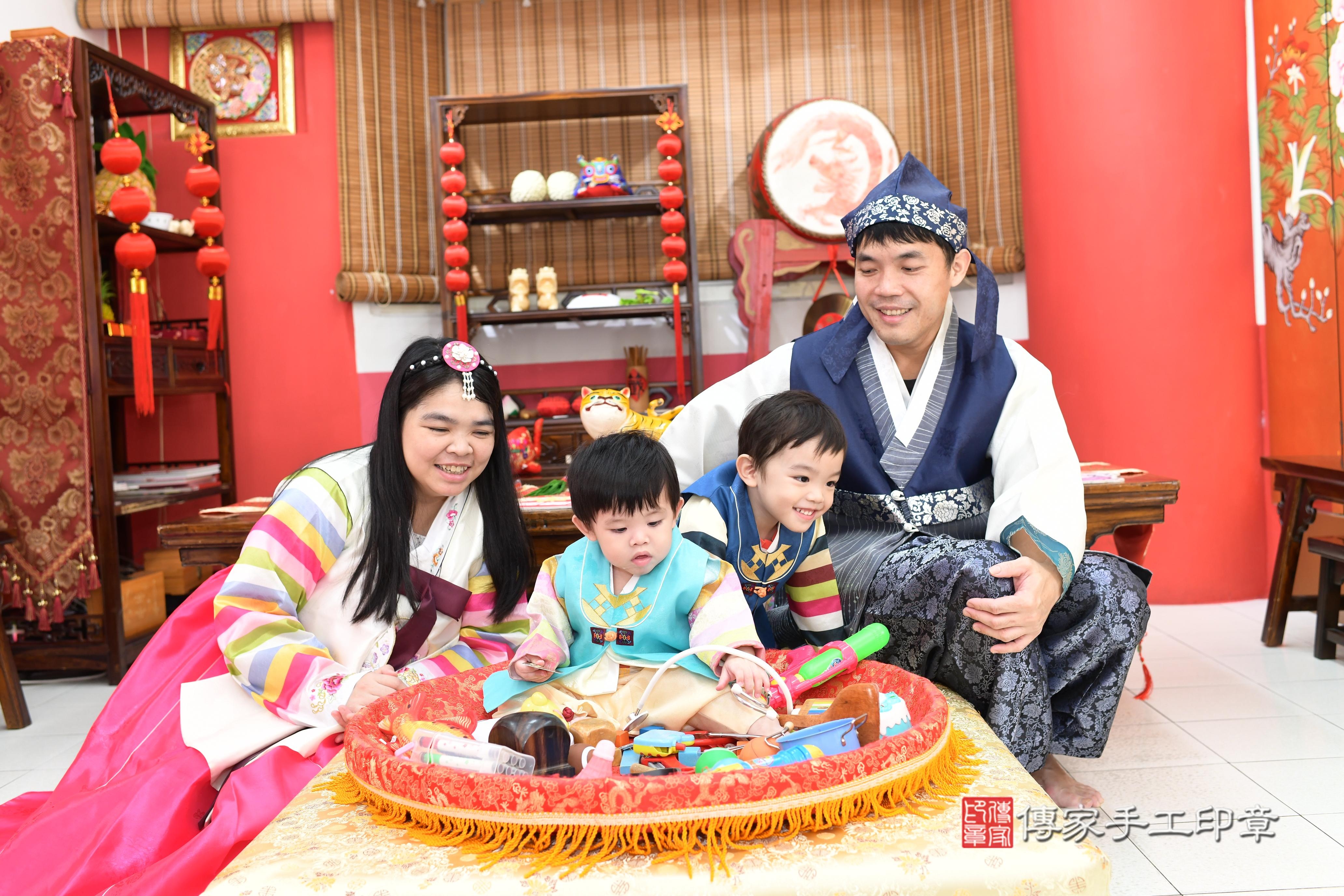 傳家手工印章高雄店、抓周、度脺、中國風會場、傳家嬰兒古禮、吉祥話、抓周道具物品24種、拍照。抓周證書。寶寶抓周、滿周歲、生日快樂、祝福