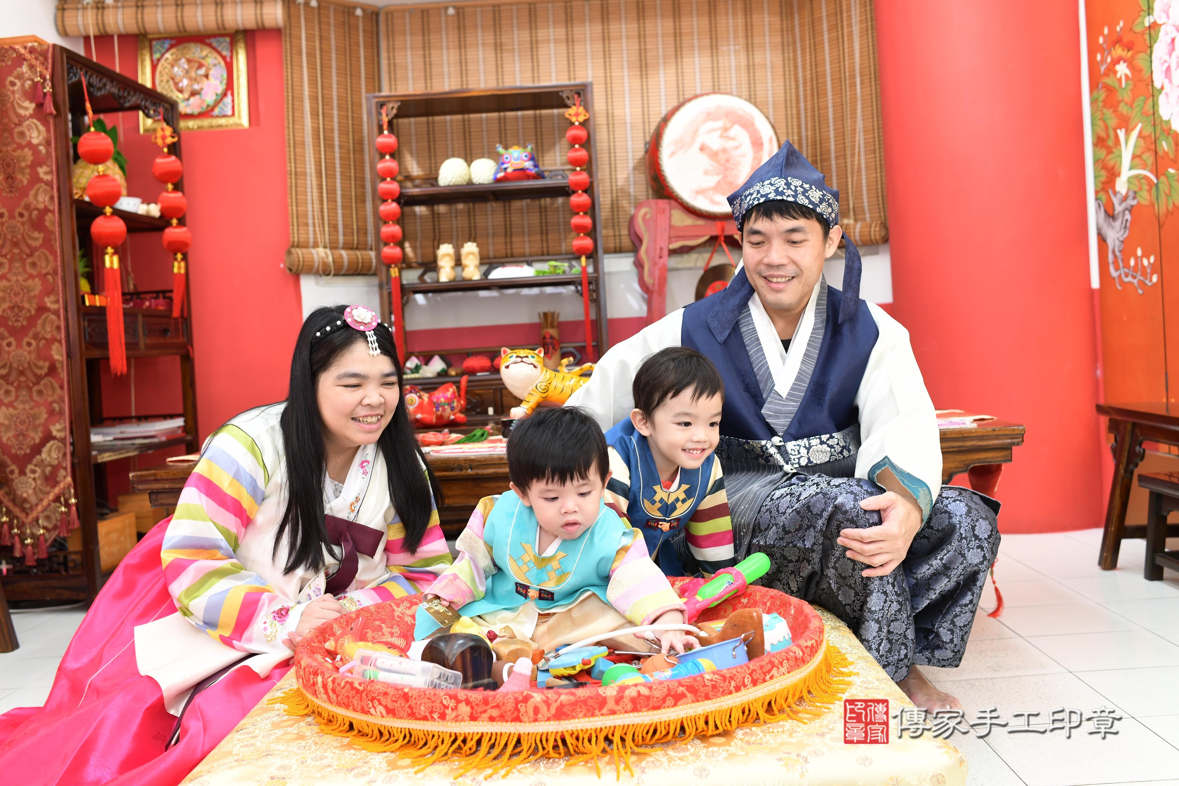 傳家手工印章高雄店、抓周、度脺、中國風會場、傳家嬰兒古禮、吉祥話、抓周道具物品24種、拍照。抓周證書。寶寶抓周、滿周歲、生日快樂、祝福