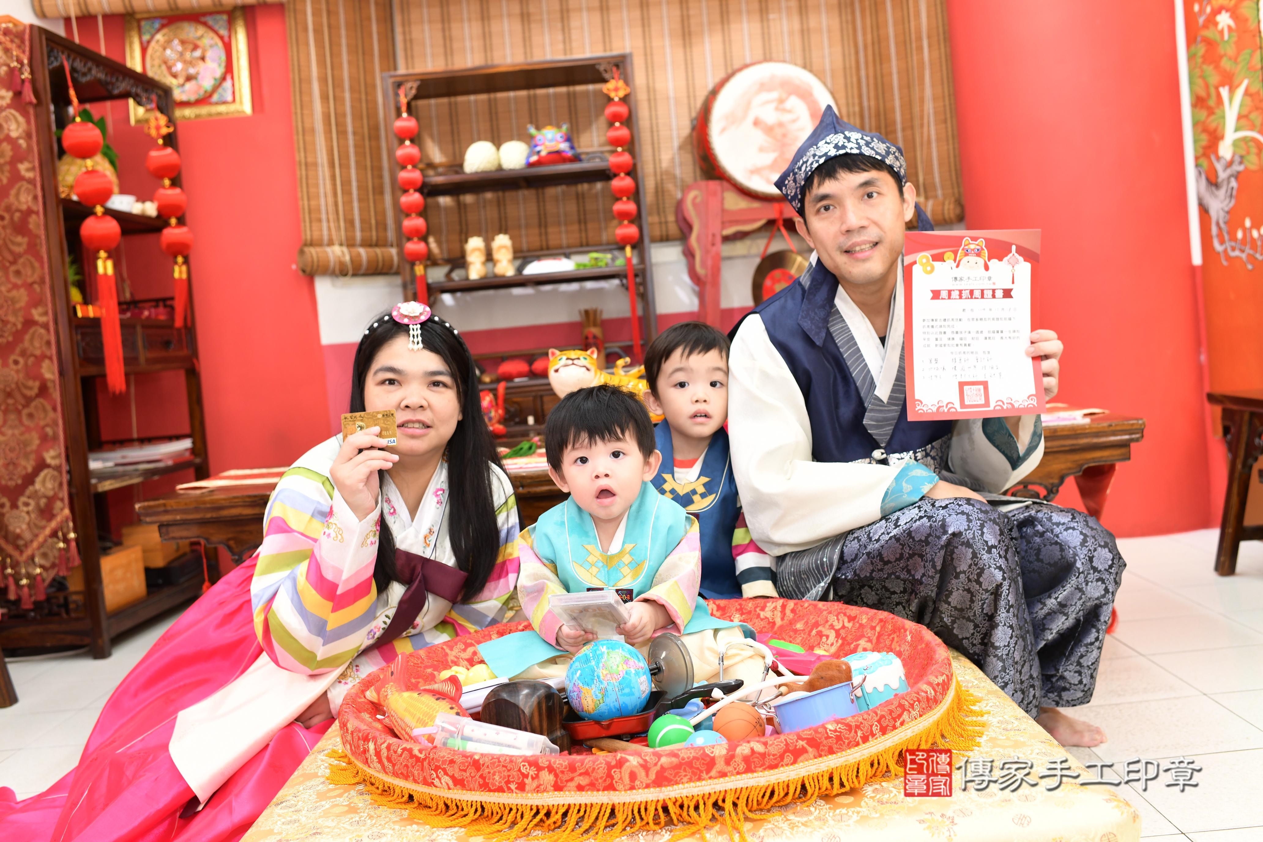 傳家手工印章高雄店、抓周、度脺、中國風會場、傳家嬰兒古禮、吉祥話、抓周道具物品24種、拍照。抓周證書。寶寶抓周、滿周歲、生日快樂、祝福