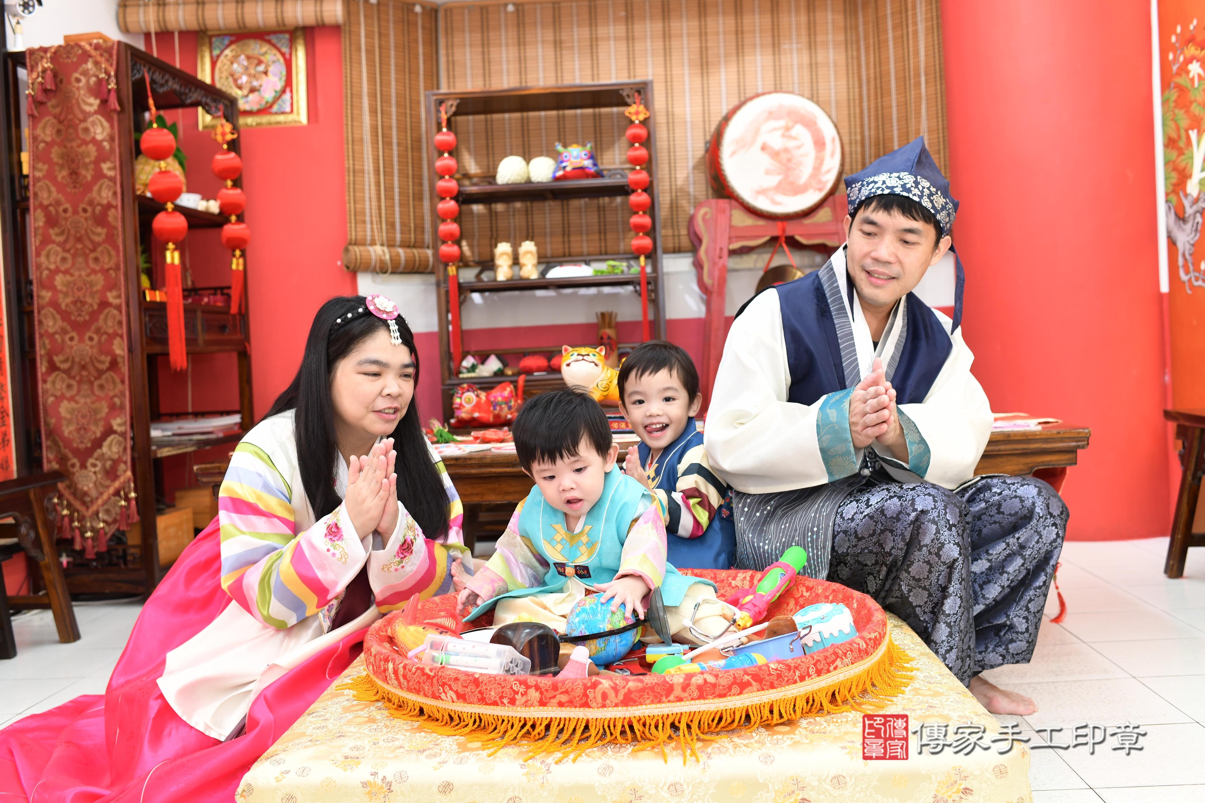 傳家手工印章高雄店、抓周、度脺、中國風會場、傳家嬰兒古禮、吉祥話、抓周道具物品24種、拍照。抓周證書。寶寶抓周、滿周歲、生日快樂、祝福