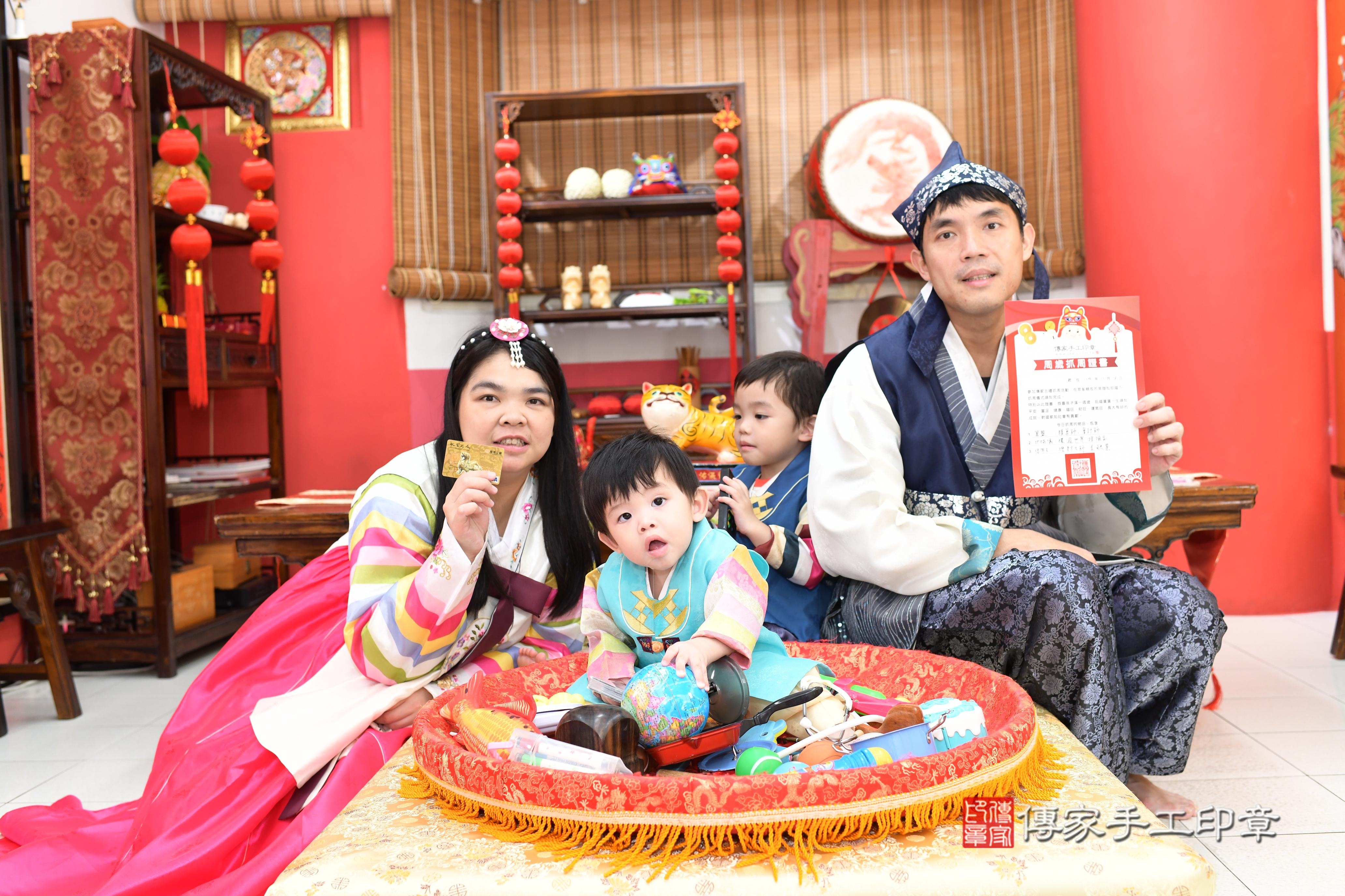 傳家手工印章高雄店、抓周、度脺、中國風會場、傳家嬰兒古禮、吉祥話、抓周道具物品24種、拍照。抓周證書。寶寶抓周、滿周歲、生日快樂、祝福