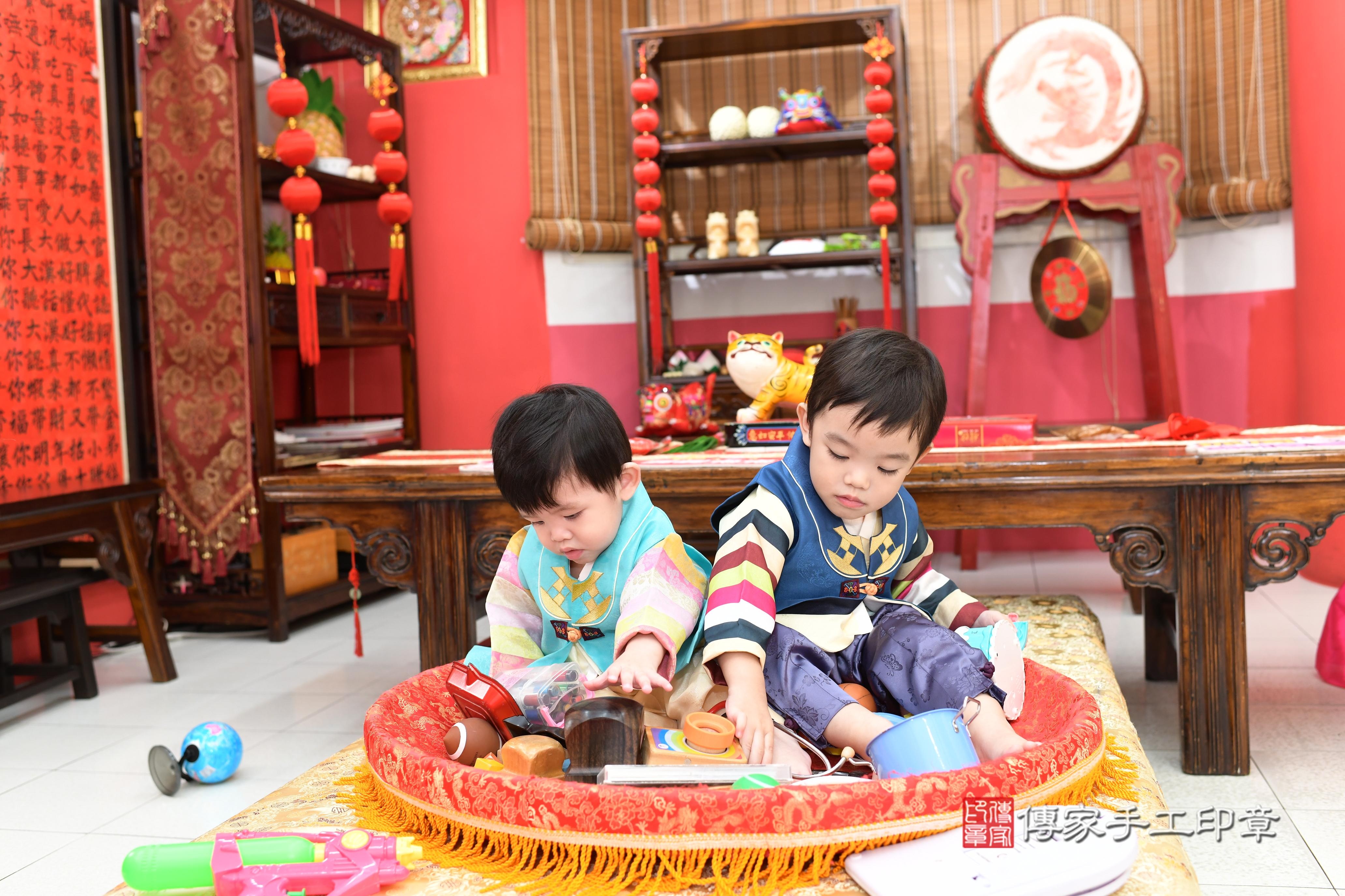 傳家手工印章高雄店、抓周、度脺、中國風會場、傳家嬰兒古禮、吉祥話、抓周道具物品24種、拍照。抓周證書。寶寶抓周、滿周歲、生日快樂、祝福