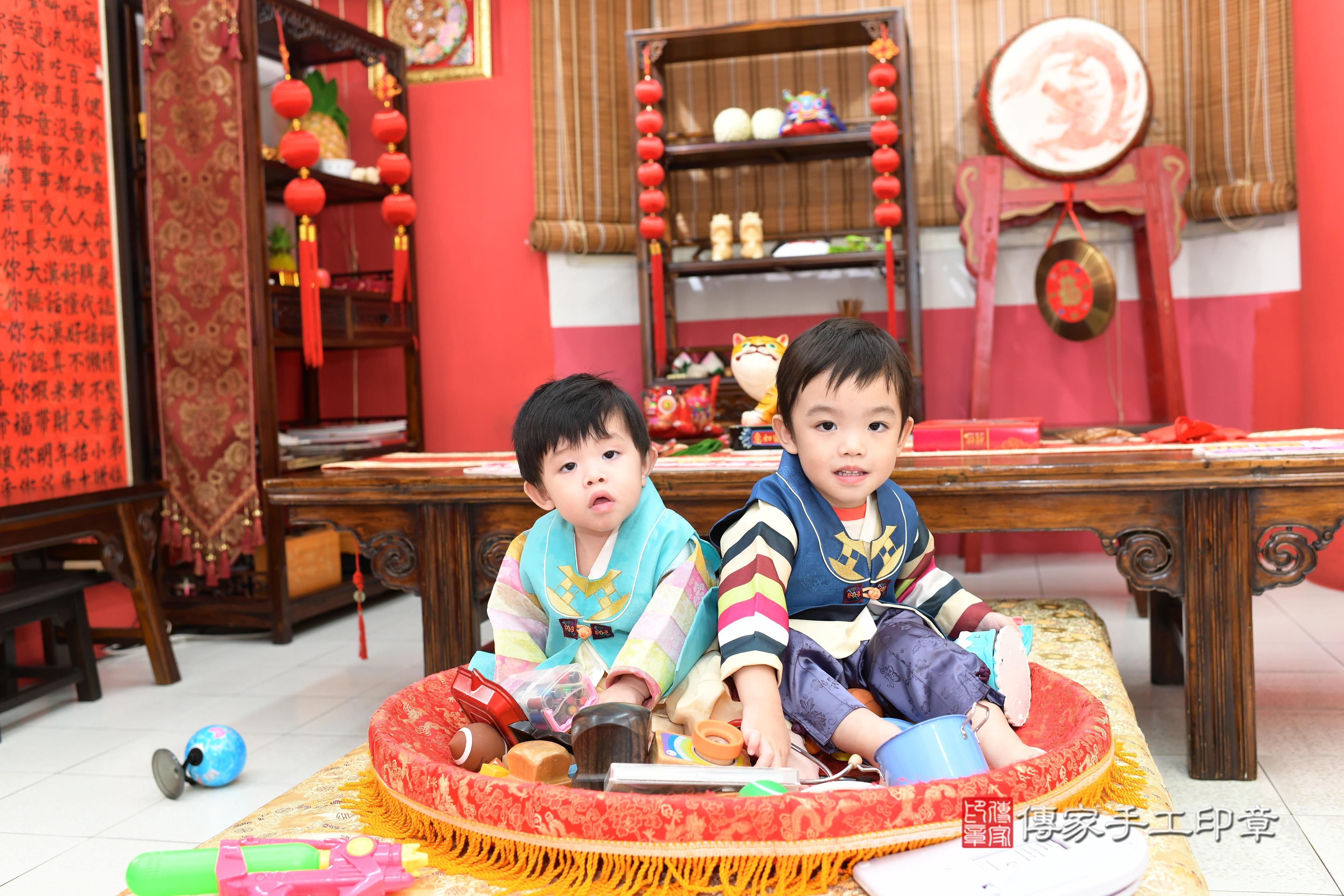 傳家手工印章高雄店、抓周、度脺、中國風會場、傳家嬰兒古禮、吉祥話、抓周道具物品24種、拍照。抓周證書。寶寶抓周、滿周歲、生日快樂、祝福