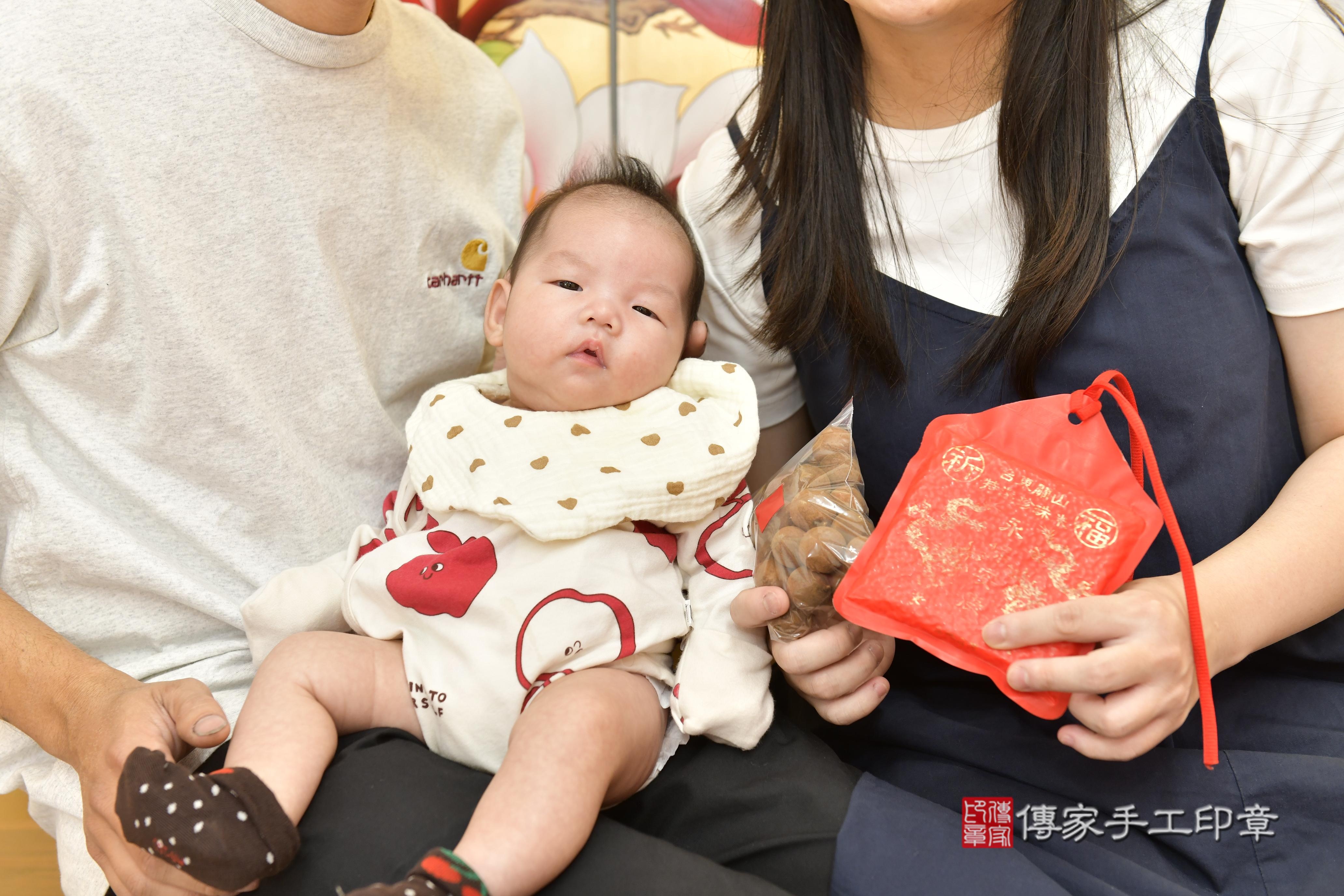 傳家手工印章新竹店、抓周、度脺、中國風會場、傳家嬰兒古禮、吉祥話、抓周道具物品24種、拍照。抓周證書。寶寶抓周、滿周歲、生日快樂、祝福