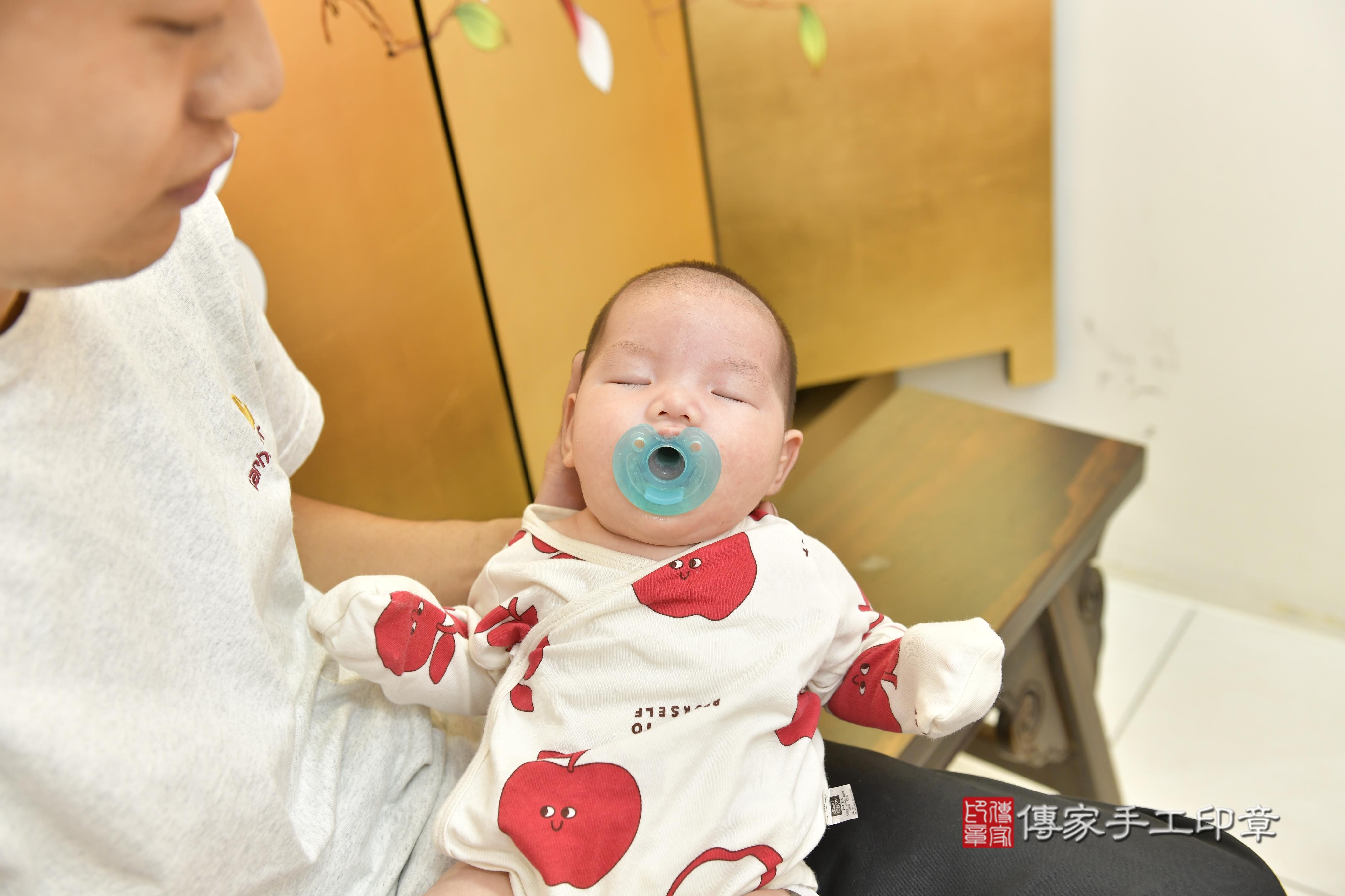 傳家手工印章新竹店、抓周、度脺、中國風會場、傳家嬰兒古禮、吉祥話、抓周道具物品24種、拍照。抓周證書。寶寶抓周、滿周歲、生日快樂、祝福