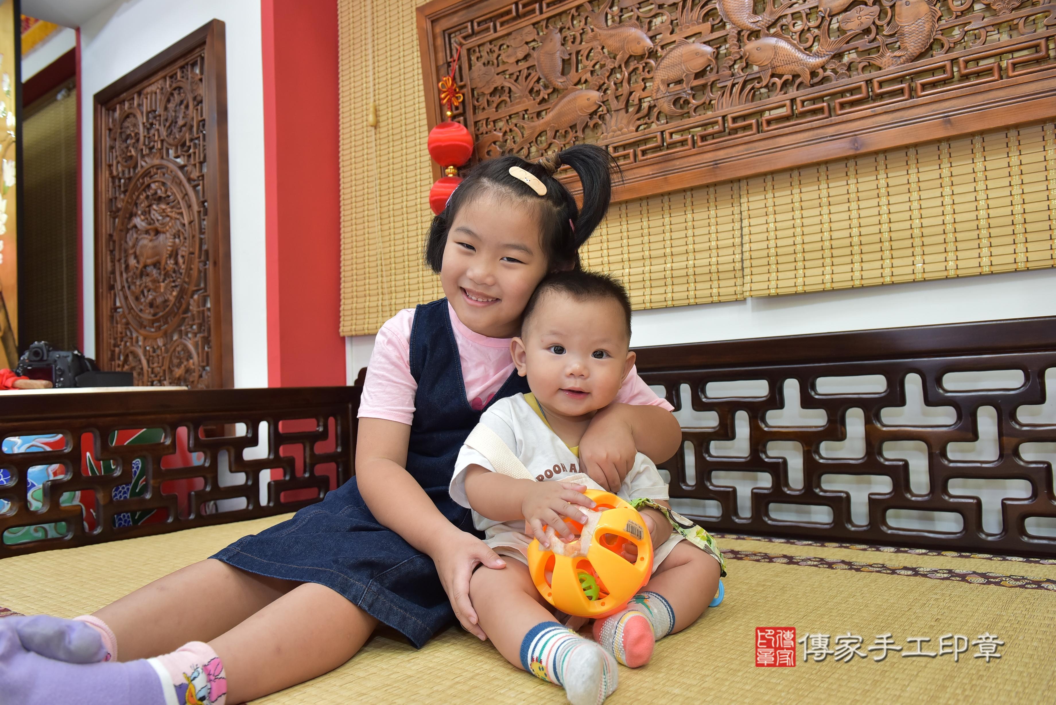傳家手工印章台南店、抓周、度脺、中國風會場、傳家嬰兒古禮、吉祥話、抓周道具物品24種、拍照。抓周證書。寶寶抓周、滿周歲、生日快樂、祝福
