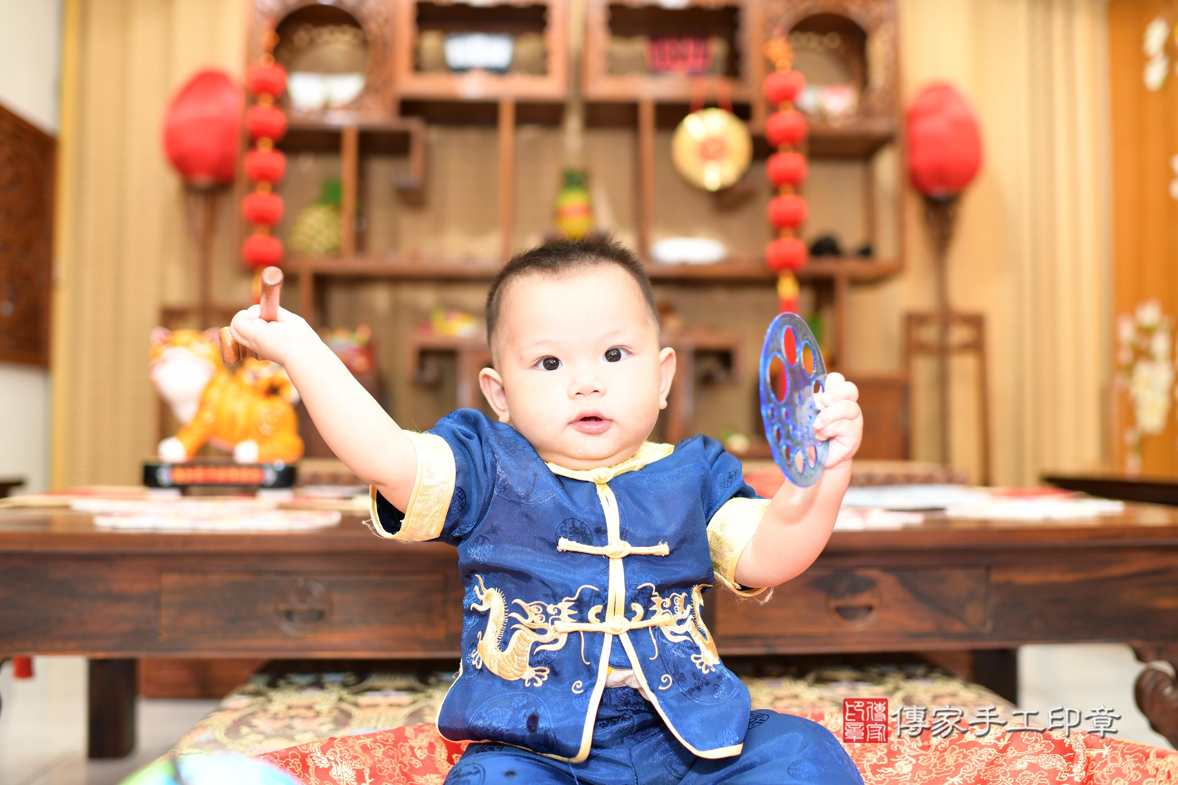 傳家手工印章台南店、抓周、度脺、中國風會場、傳家嬰兒古禮、吉祥話、抓周道具物品24種、拍照。抓周證書。寶寶抓周、滿周歲、生日快樂、祝福