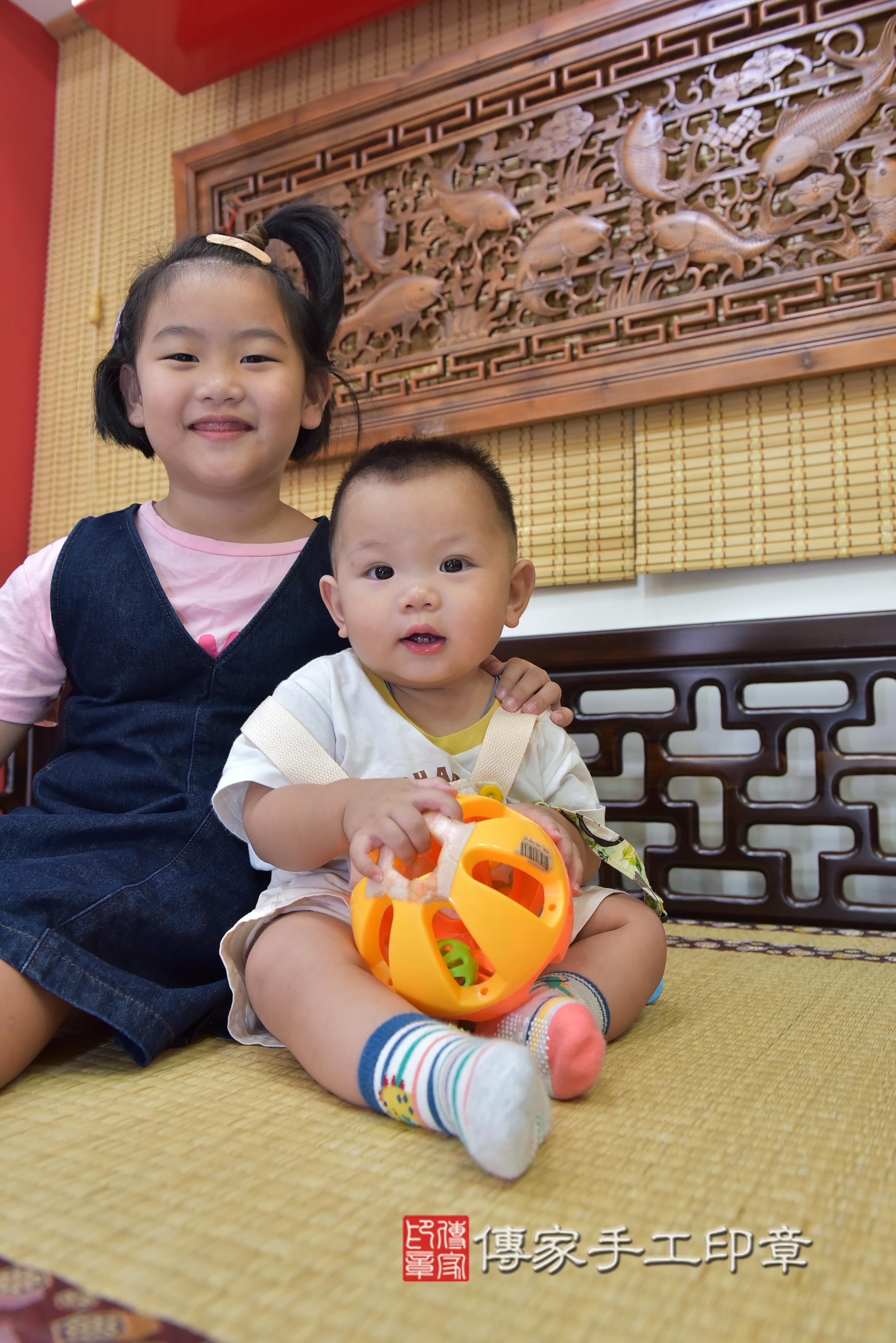 傳家手工印章台南店、抓周、度脺、中國風會場、傳家嬰兒古禮、吉祥話、抓周道具物品24種、拍照。抓周證書。寶寶抓周、滿周歲、生日快樂、祝福