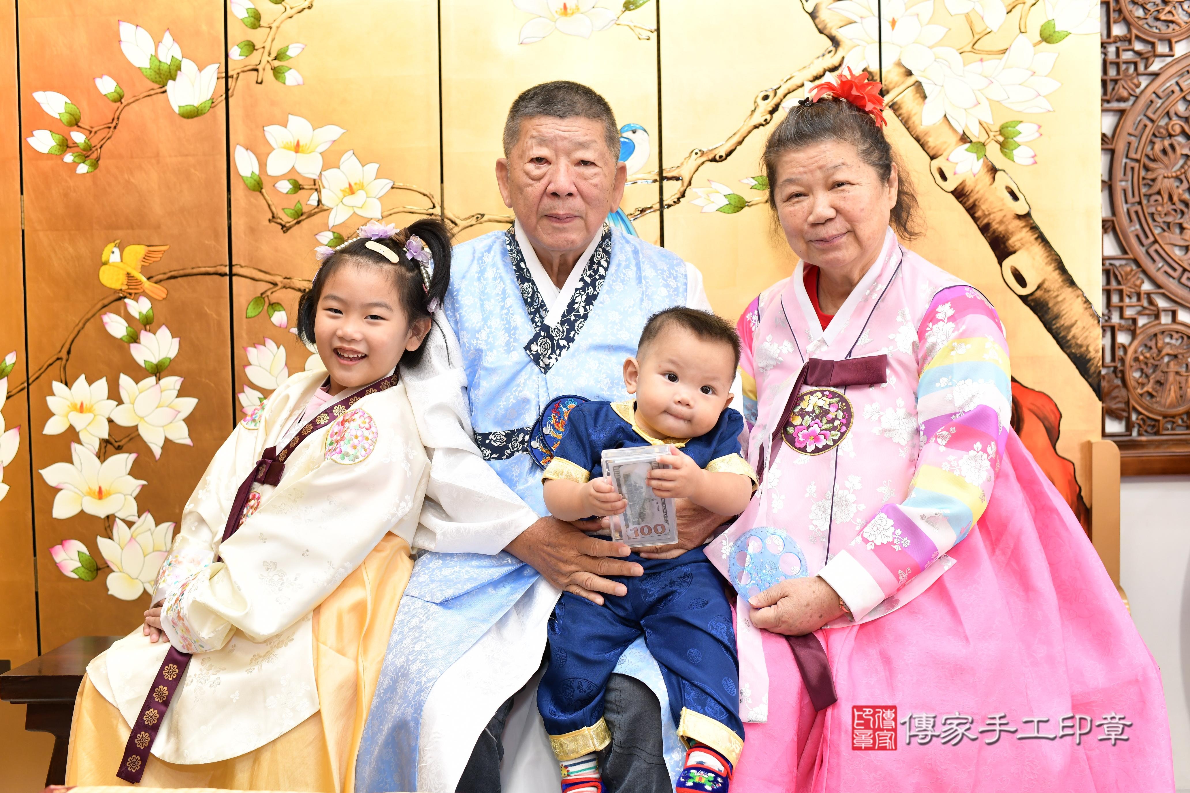 傳家手工印章台南店、抓周、度脺、中國風會場、傳家嬰兒古禮、吉祥話、抓周道具物品24種、拍照。抓周證書。寶寶抓周、滿周歲、生日快樂、祝福