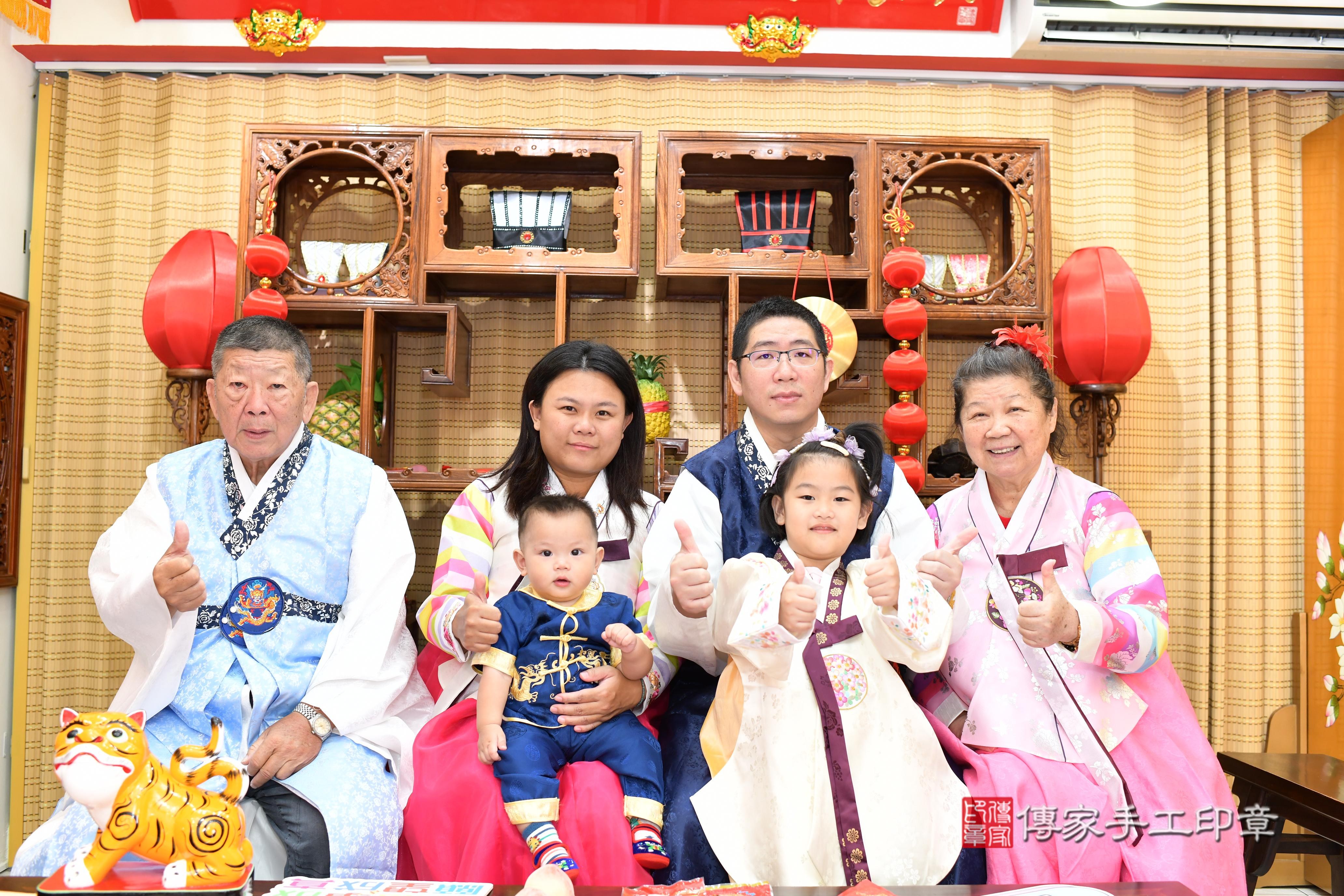 傳家手工印章台南店、抓周、度脺、中國風會場、傳家嬰兒古禮、吉祥話、抓周道具物品24種、拍照。抓周證書。寶寶抓周、滿周歲、生日快樂、祝福