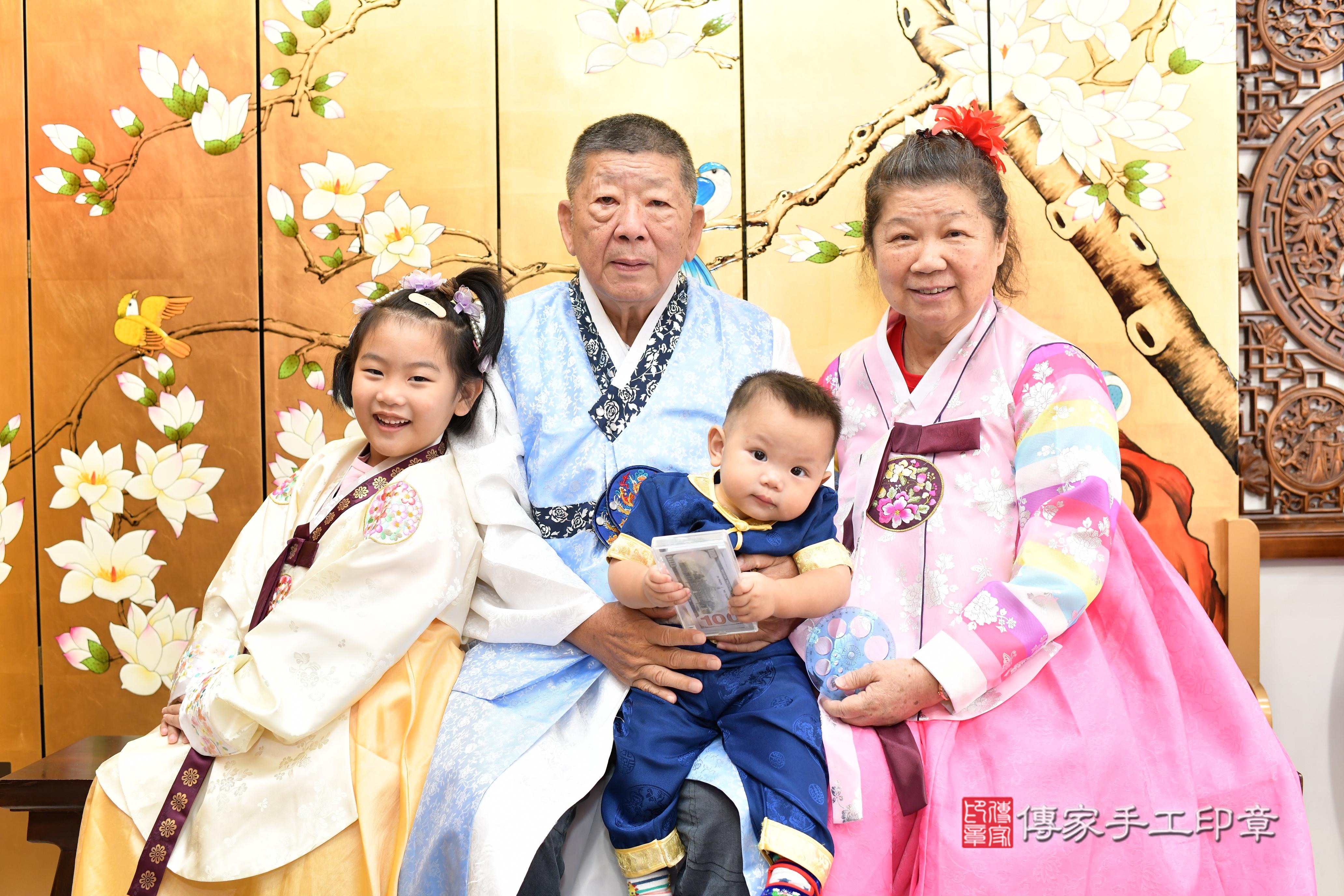 傳家手工印章台南店、抓周、度脺、中國風會場、傳家嬰兒古禮、吉祥話、抓周道具物品24種、拍照。抓周證書。寶寶抓周、滿周歲、生日快樂、祝福