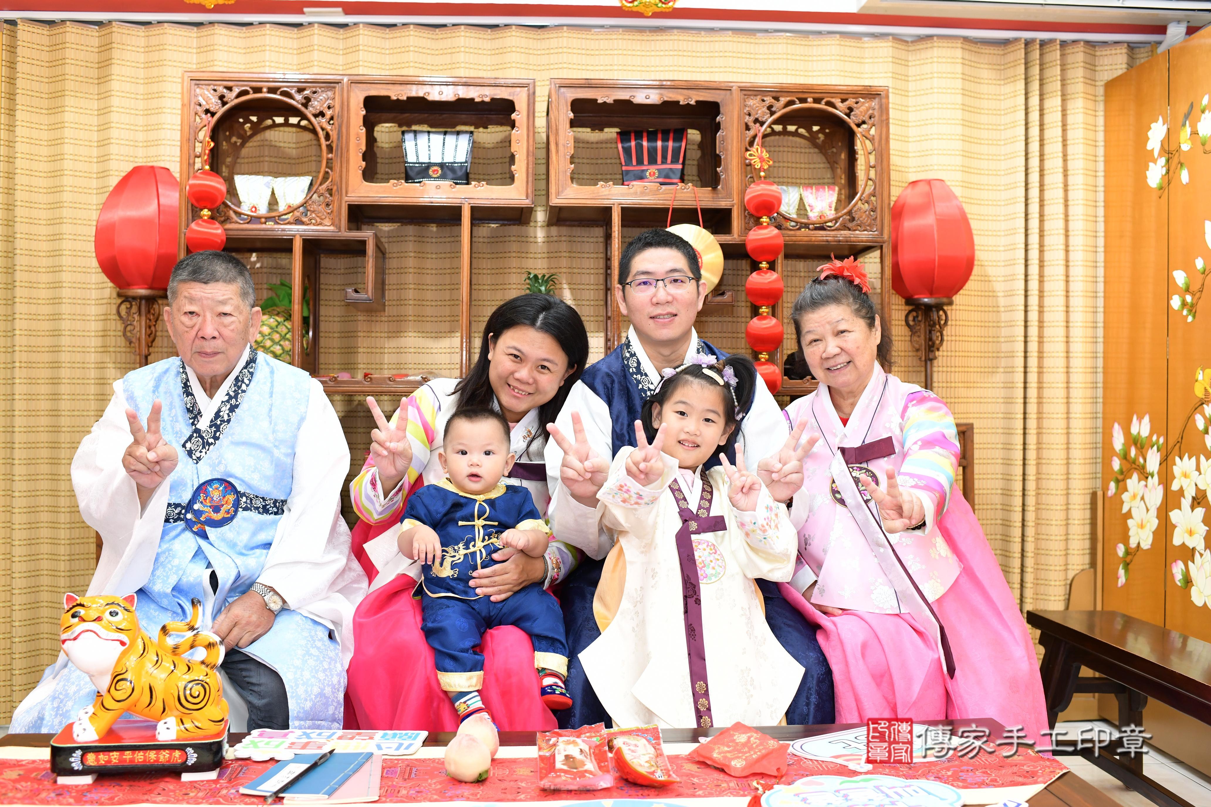 傳家手工印章台南店、抓周、度脺、中國風會場、傳家嬰兒古禮、吉祥話、抓周道具物品24種、拍照。抓周證書。寶寶抓周、滿周歲、生日快樂、祝福